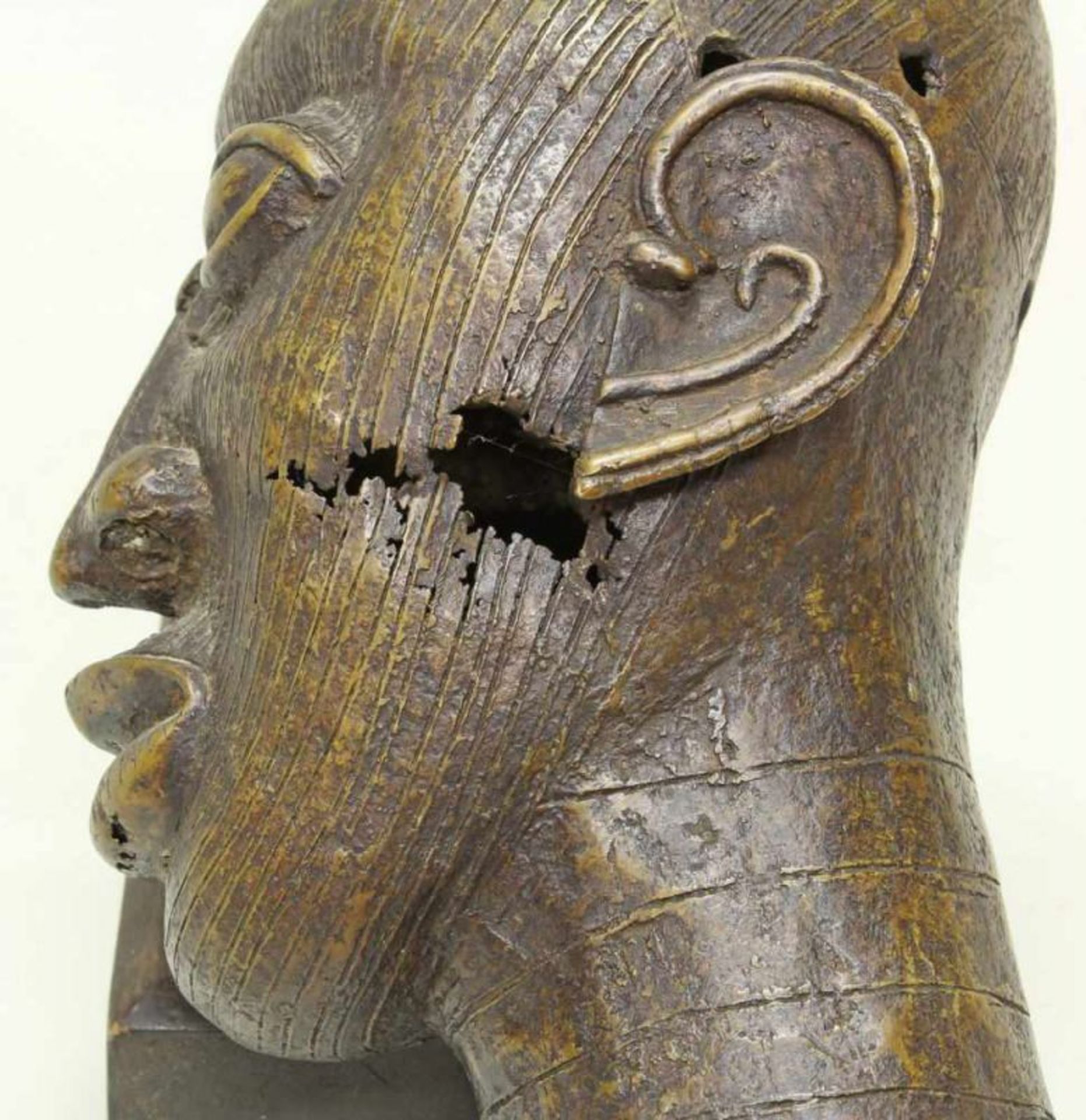 Kopf, Bronze, Benin, Afrika, auf Holzsockel, 23 cm bzw. 28 cm. Provenienz: Rheinische Privatsammlung - Image 5 of 5