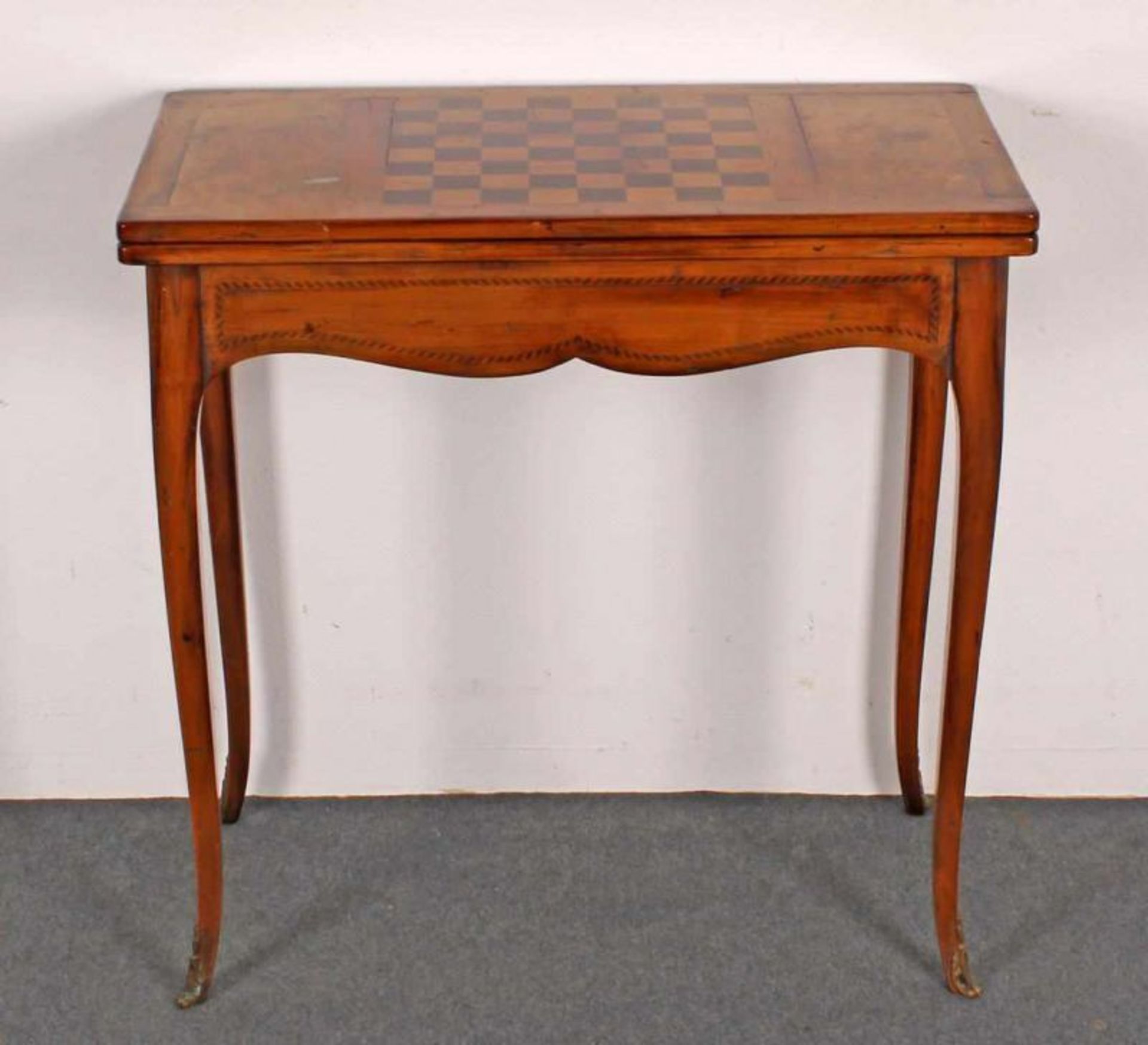 Spieltisch, 19. Jh., Nussbaum u.a., Platte mit eingelegtem Schachbrett, aufklappbar, innen