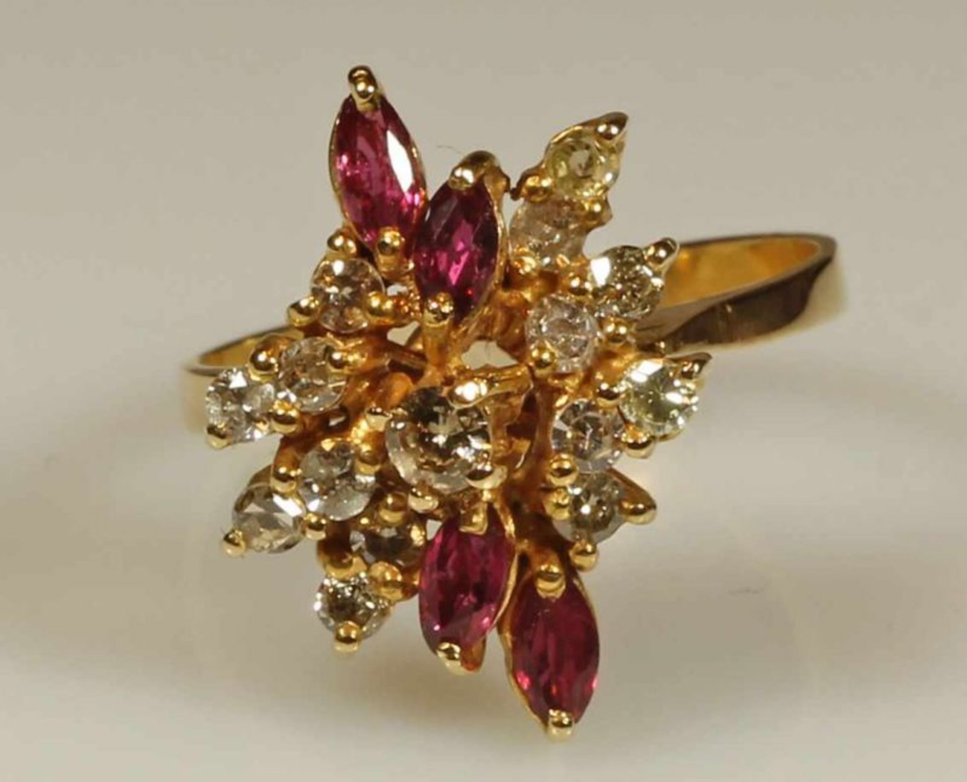 Ring, GG 750, 4 Rubinnavettes, 15 Besatzdiamanten, 3 g, RM 16 20.00 % buyer's premium on the