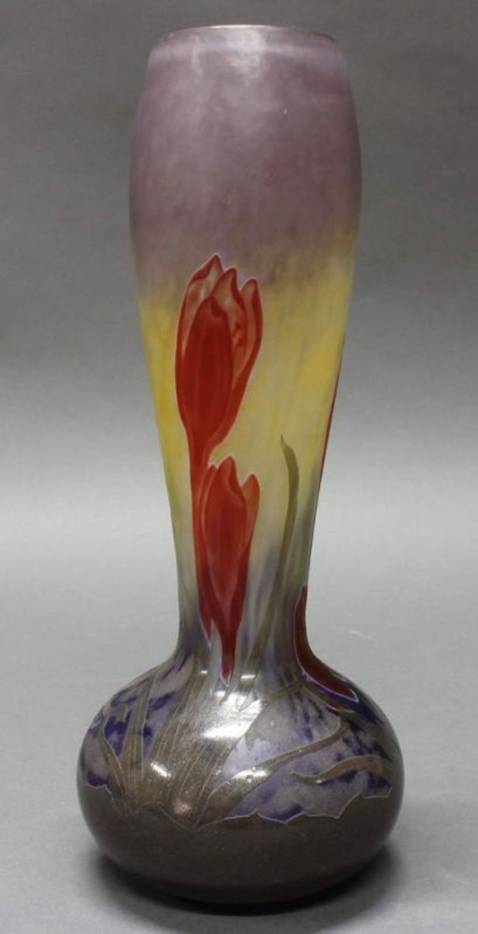 Martelévase, Daum, Glas, 1906 - 1910, fünf farbige Applikationen mit Krokussen, Fond mit