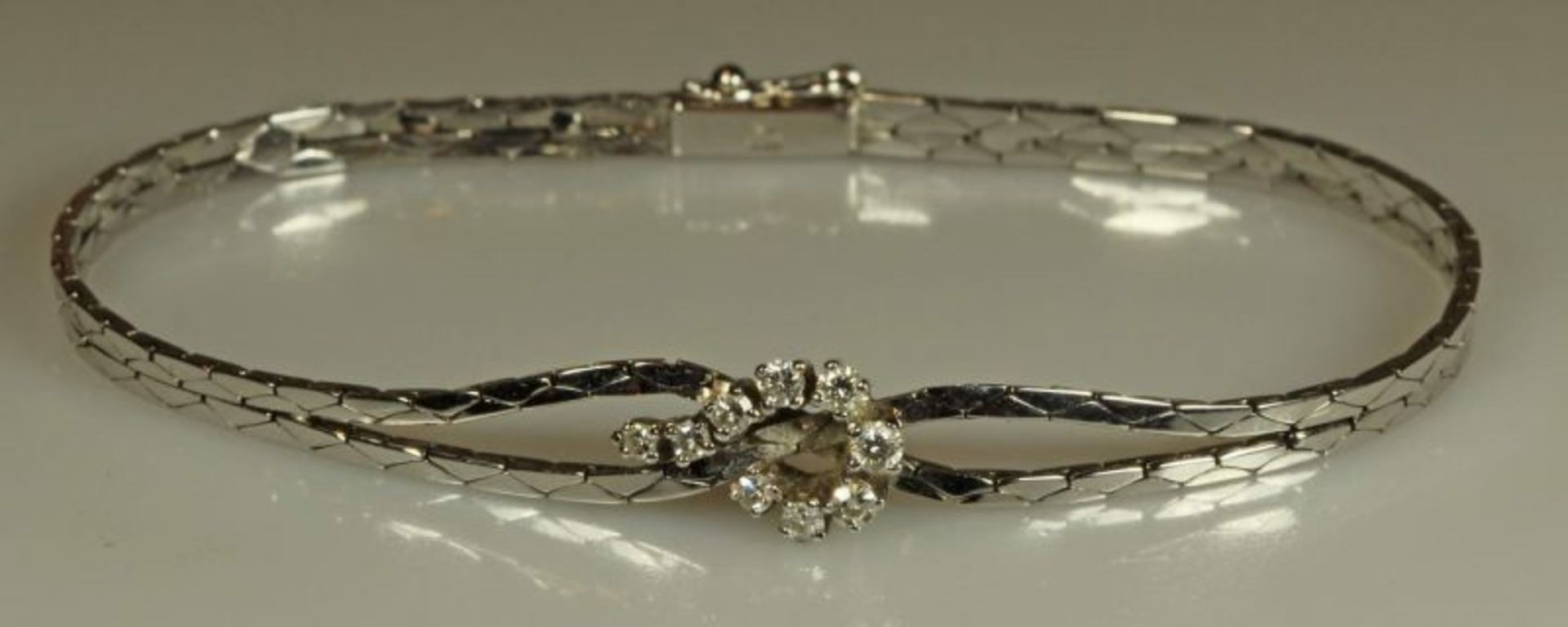 Armband, GG 585, 9 Brillanten zus. ca. 0.30 ct., 18.5 cm lang, 8 g 20.00 % buyer's premium on the