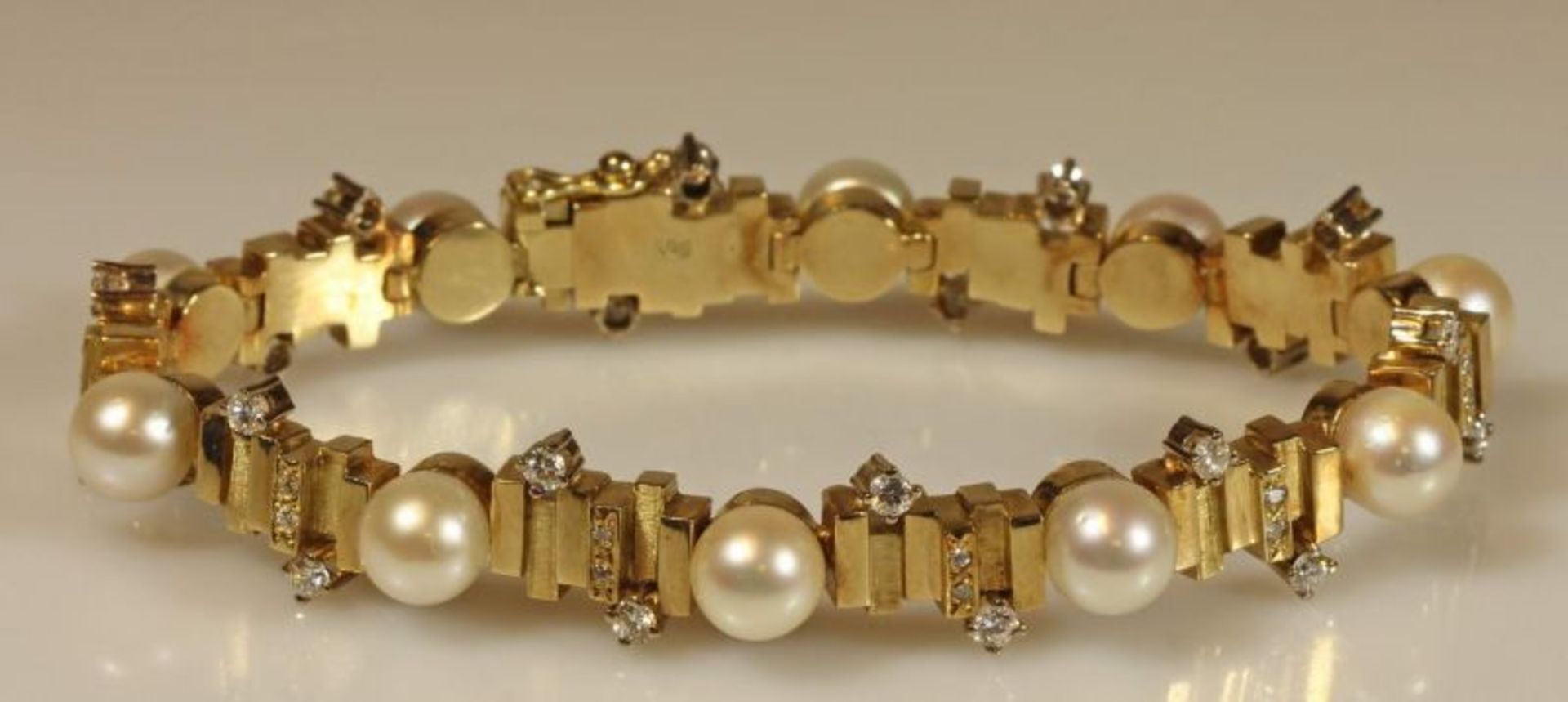 Armband, GG 585, 10 Zuchtperlen, ca. 6.5-7 mm, 20 Brillanten zus. ca. 1.00 ct., 21