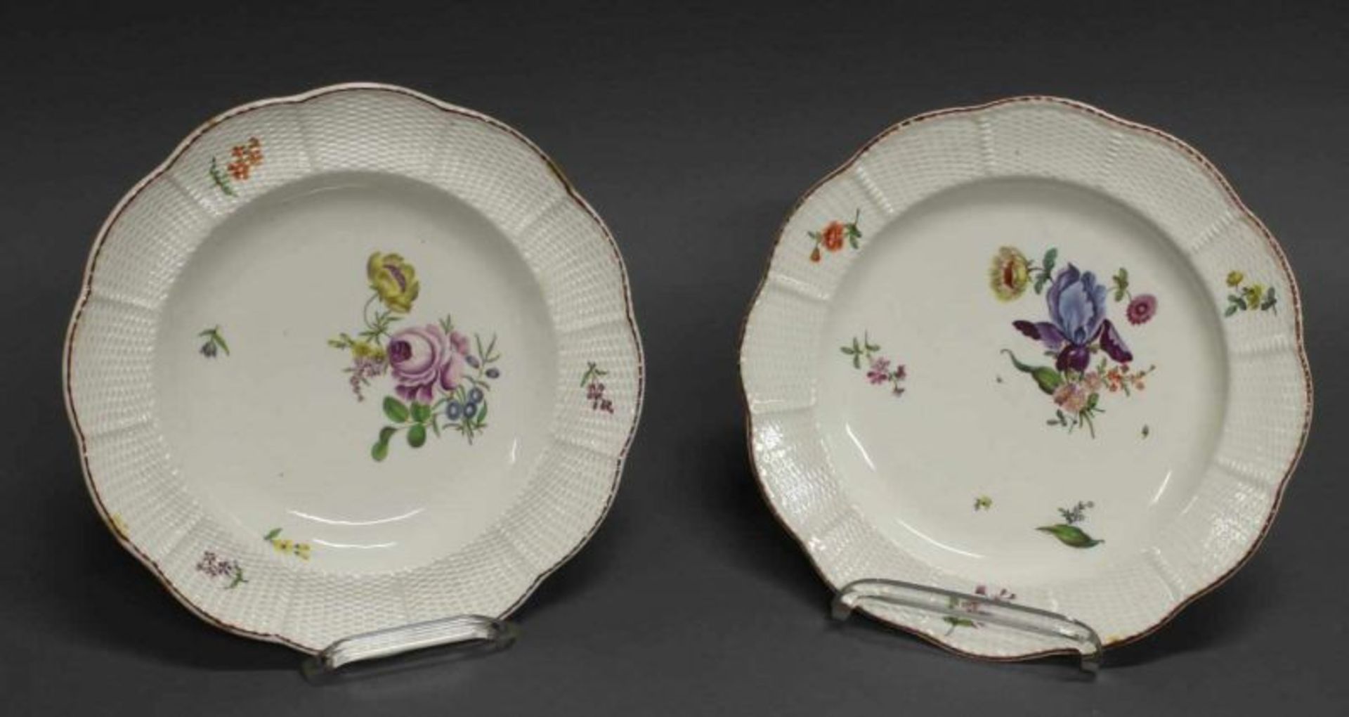 Paar Teller, Ludwigsburg, 1758-1793, Osier, bunte Blumen, brauner Rand, ø 25 cm, je wenig