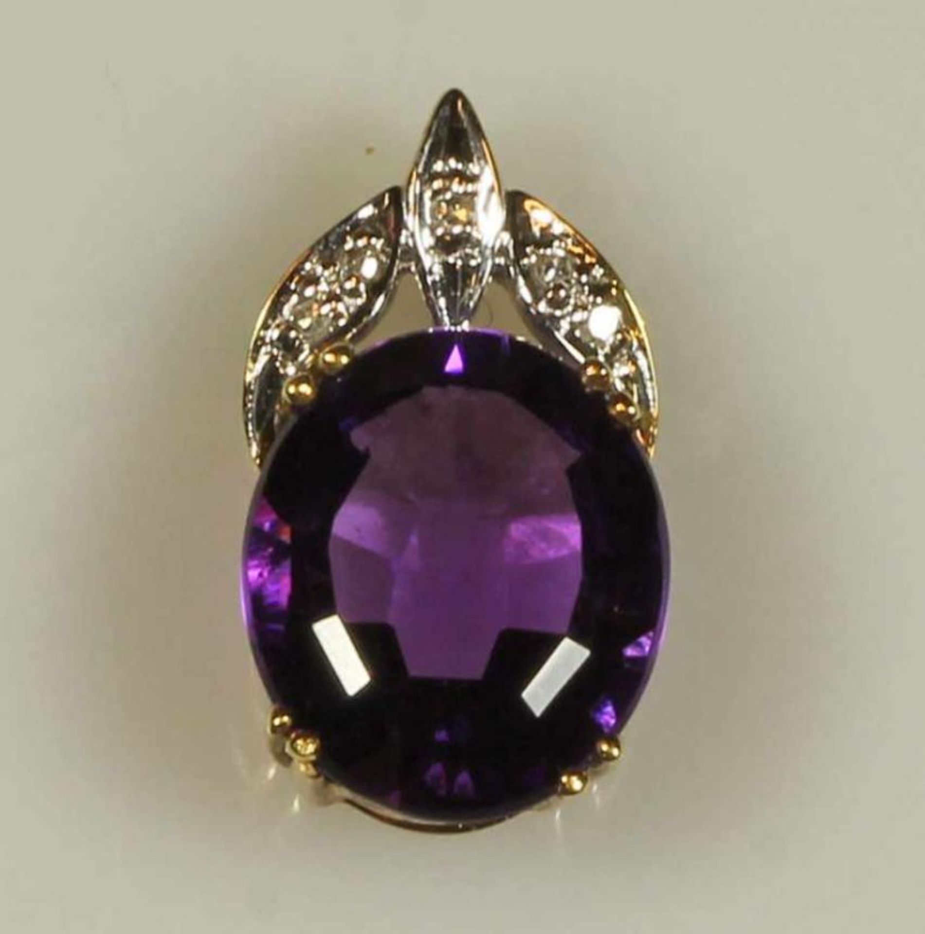 Anhänger, GG 585, 1 oval-facettierter Amethyst, Diamantbesatz, 2 g 20.00 % buyer's premium on the