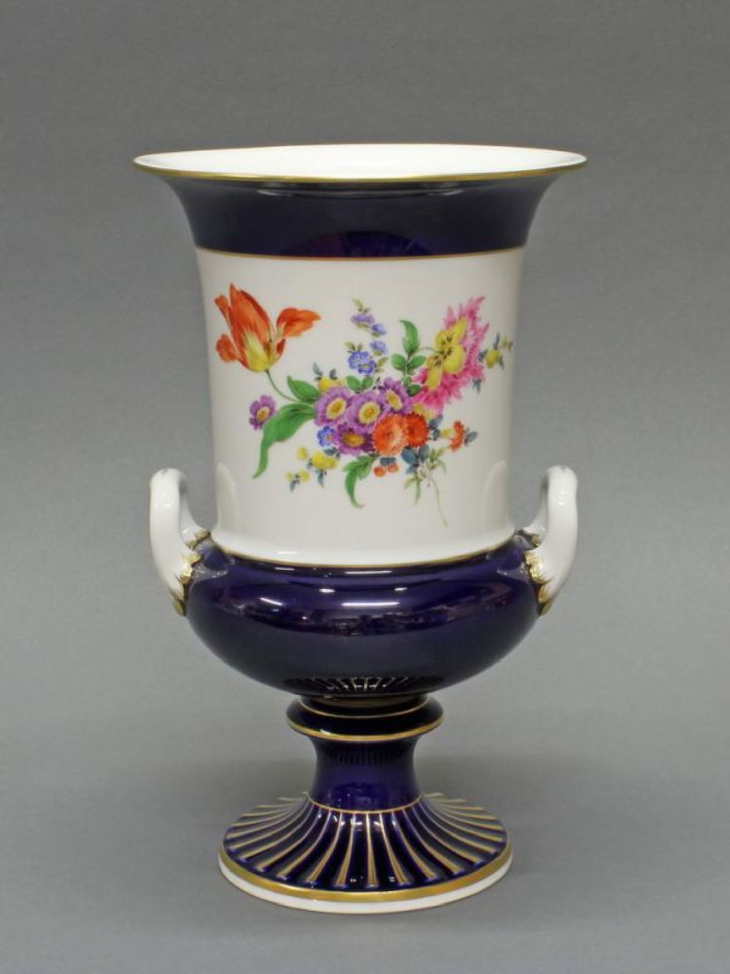 Kratervase, Meissen, Schwertermarke, 2. Wahl, bunte Blumen, weißer und königsblauer Fond,