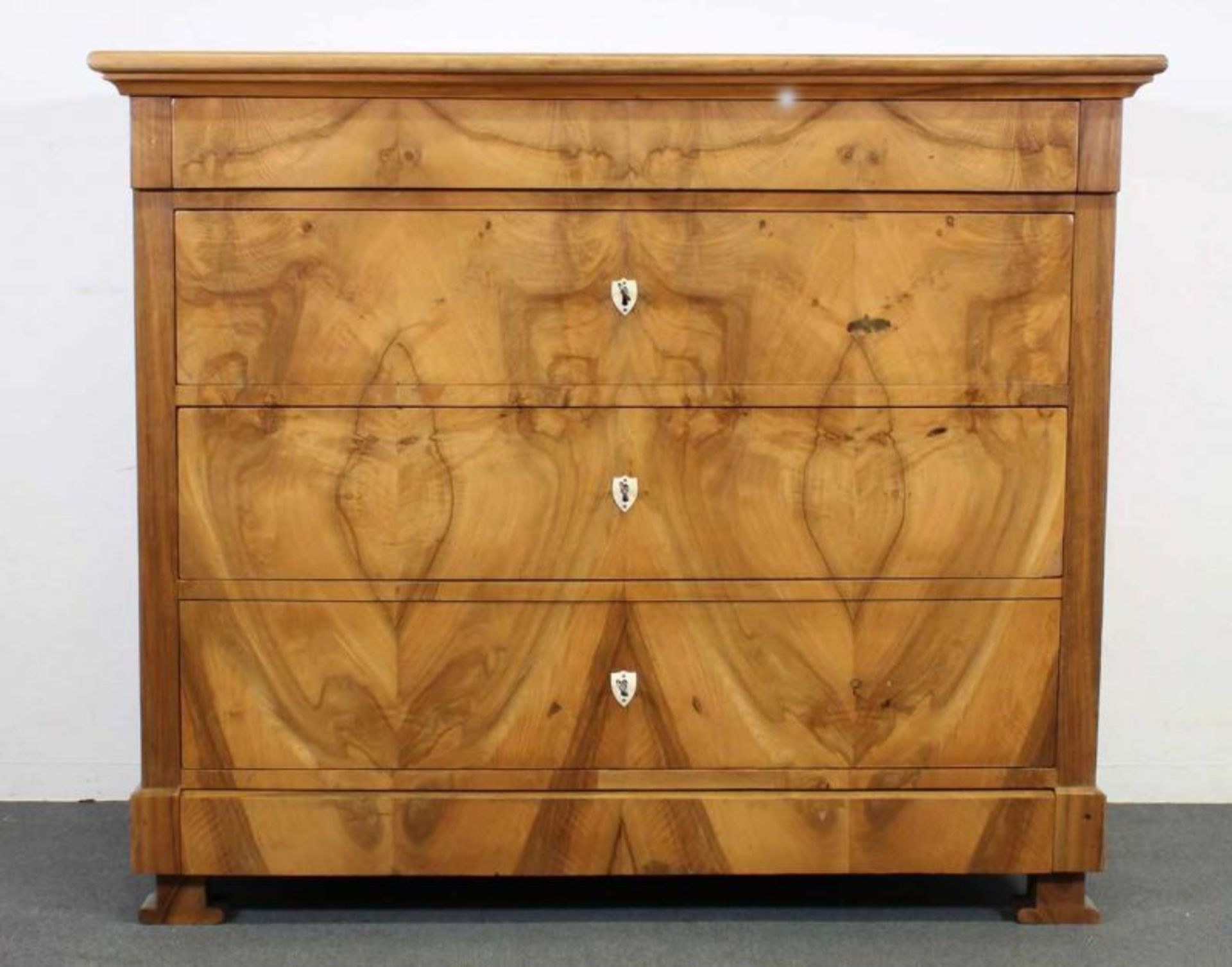 Kommode, Biedermeier, um 1840, Nuss-/Nussmaserholz, fünf Schübe, 100 x 117 x 60 cm 20.00 % buyer's