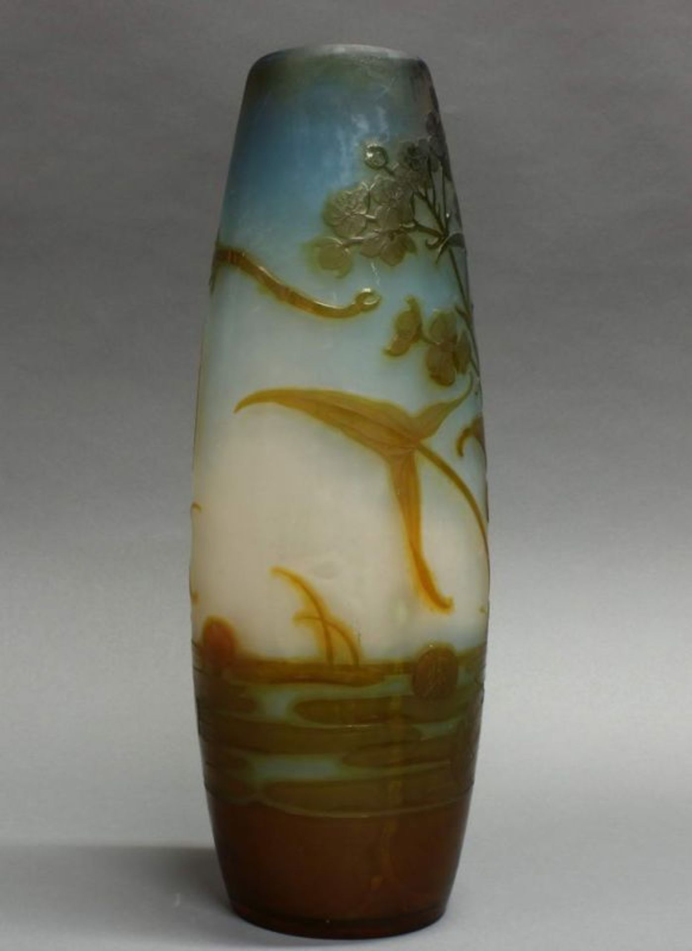 Vase, Emile Gallé, um 1910, Glas, honiggelber Überfangdekor mit Libellen und Teichrosen, Fond weiß - Image 2 of 6