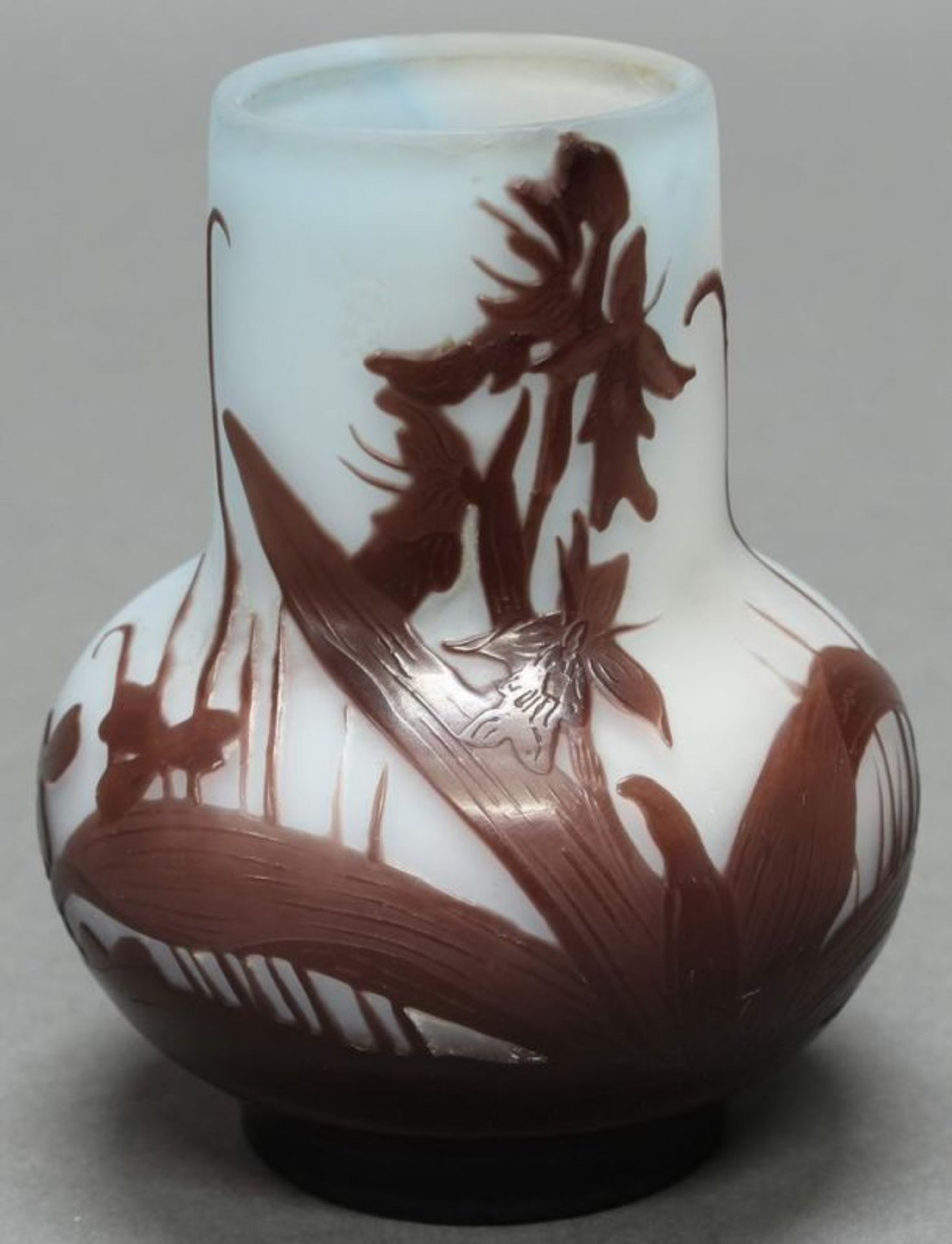 Vase, Emile Gallé, 1906-1914, Glas, brauner Überfangdekor mit wilden Hyazinthen, weiß-hellblauer