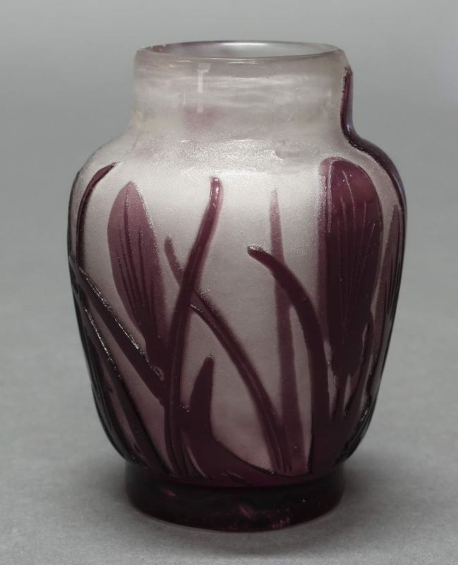 Vase, Emile Gallé, 1904-1906, Glas, violetter Überfangdekor mit Krokus auf weißlichem Fond, signiert - Image 2 of 4