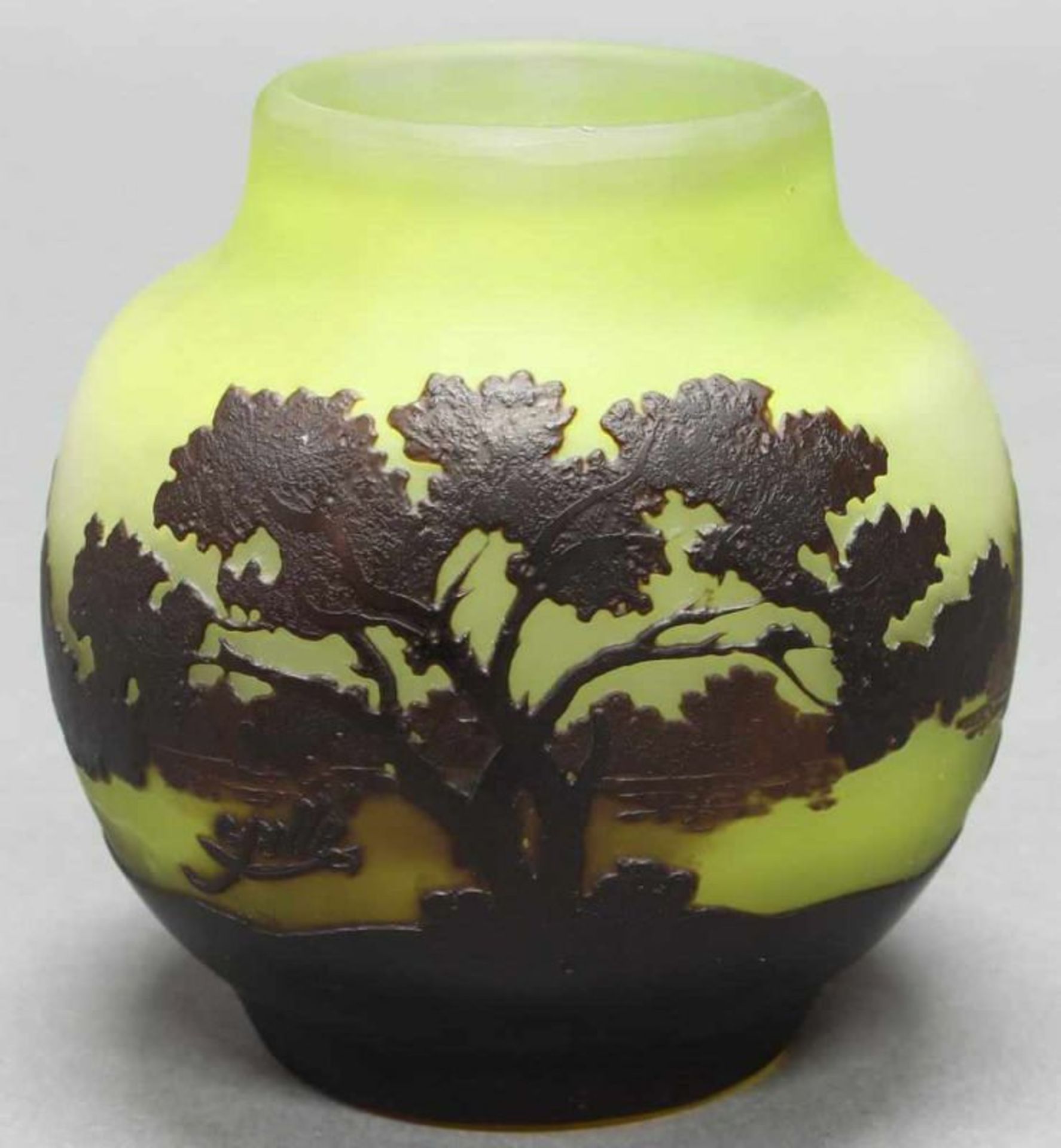 Vase, Emile Gallé, 1906-1914, Glas, brauner Überfangdekor mit Flusslandschaft, grün-weißer Fond,