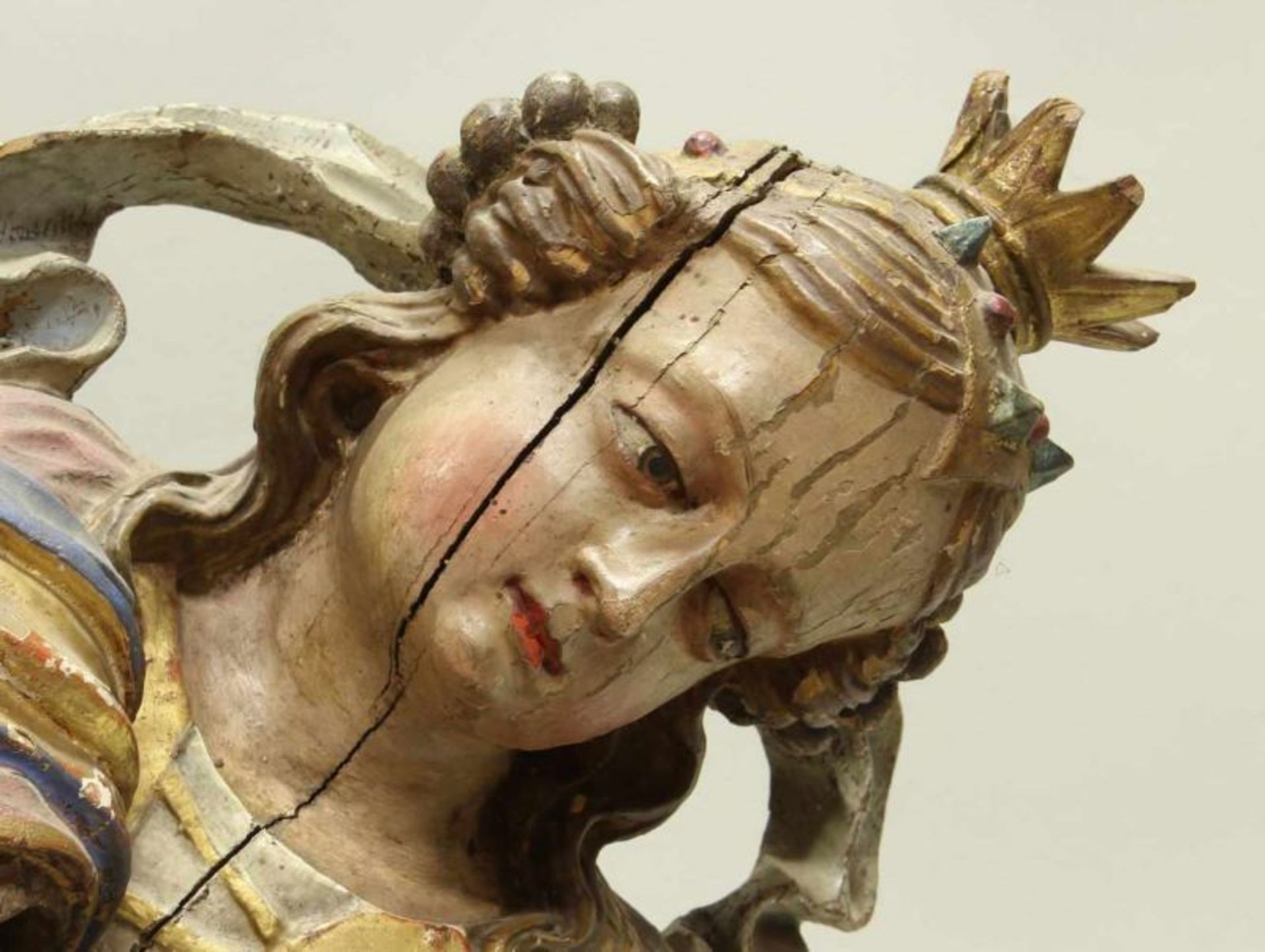 Skulptur, "Weibliche Heilige mit Krone und Palmwedel", Holz geschnitzt, gefasst, 18. Jh., 77 cm - Image 2 of 3