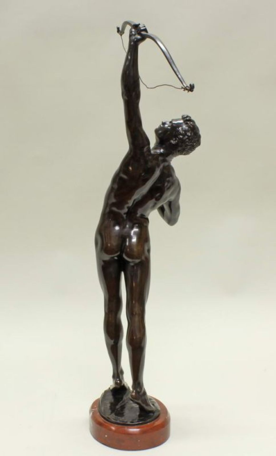 Bronze, braun patiniert, "Der Bogenschütze", auf der Plinthe bezeichnet J. Uphues, Gießerstempel - Image 3 of 6