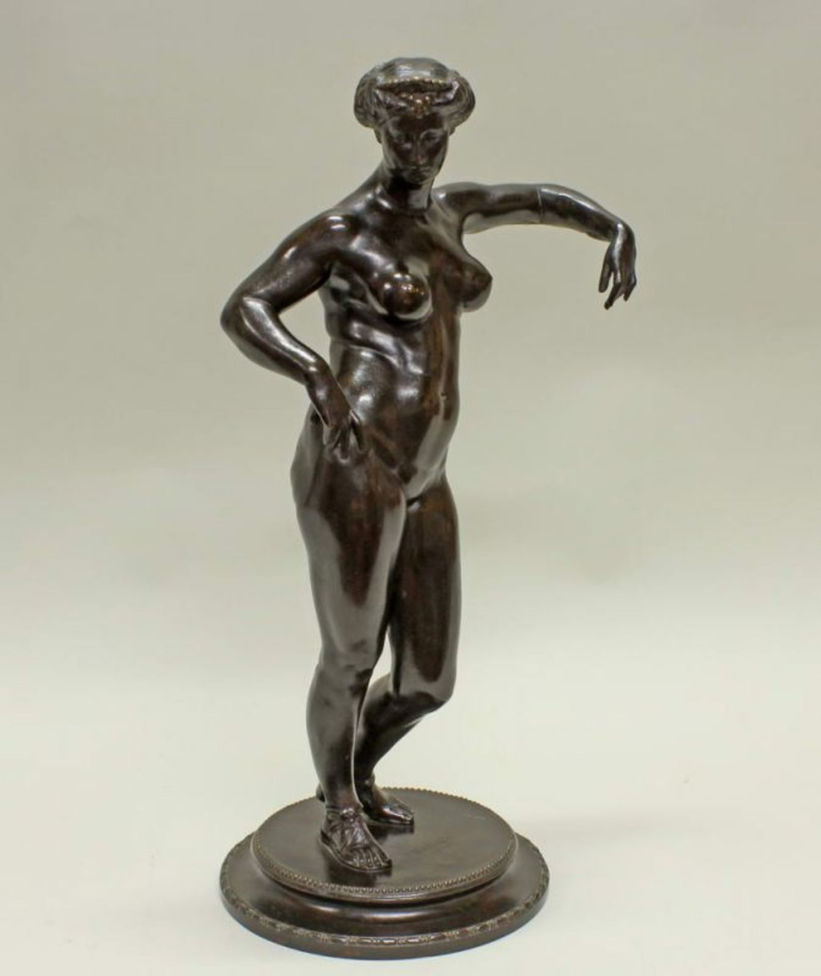 Bronze, dunkelbraun patiniert, "Stehender weiblicher Akt", auf dem Sockel bezeichnet Otto Richter - Image 3 of 5