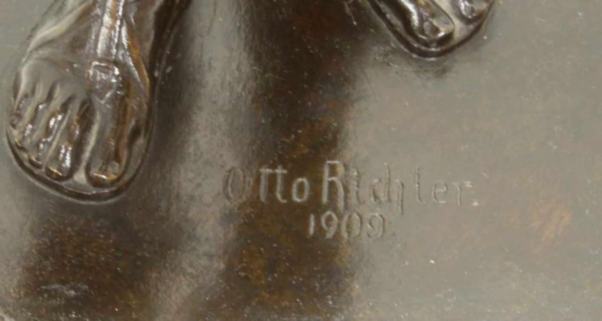 Bronze, dunkelbraun patiniert, "Stehender weiblicher Akt", auf dem Sockel bezeichnet Otto Richter - Image 5 of 5