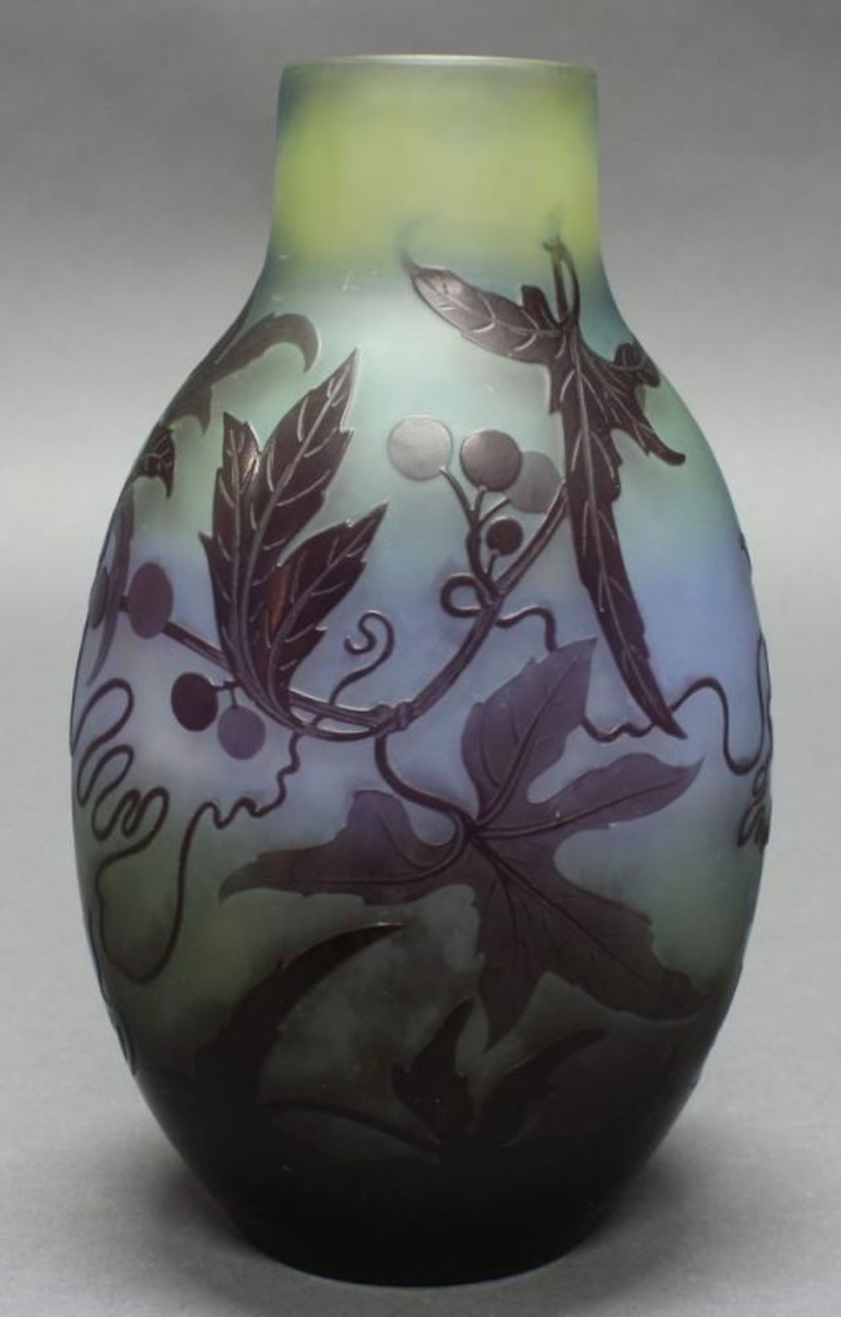 Vase, Emile Gallé, 1906-1914, Glas, violetter Überfangdekor mit Zaunrübe auf farbigem Fond, signiert - Image 2 of 4