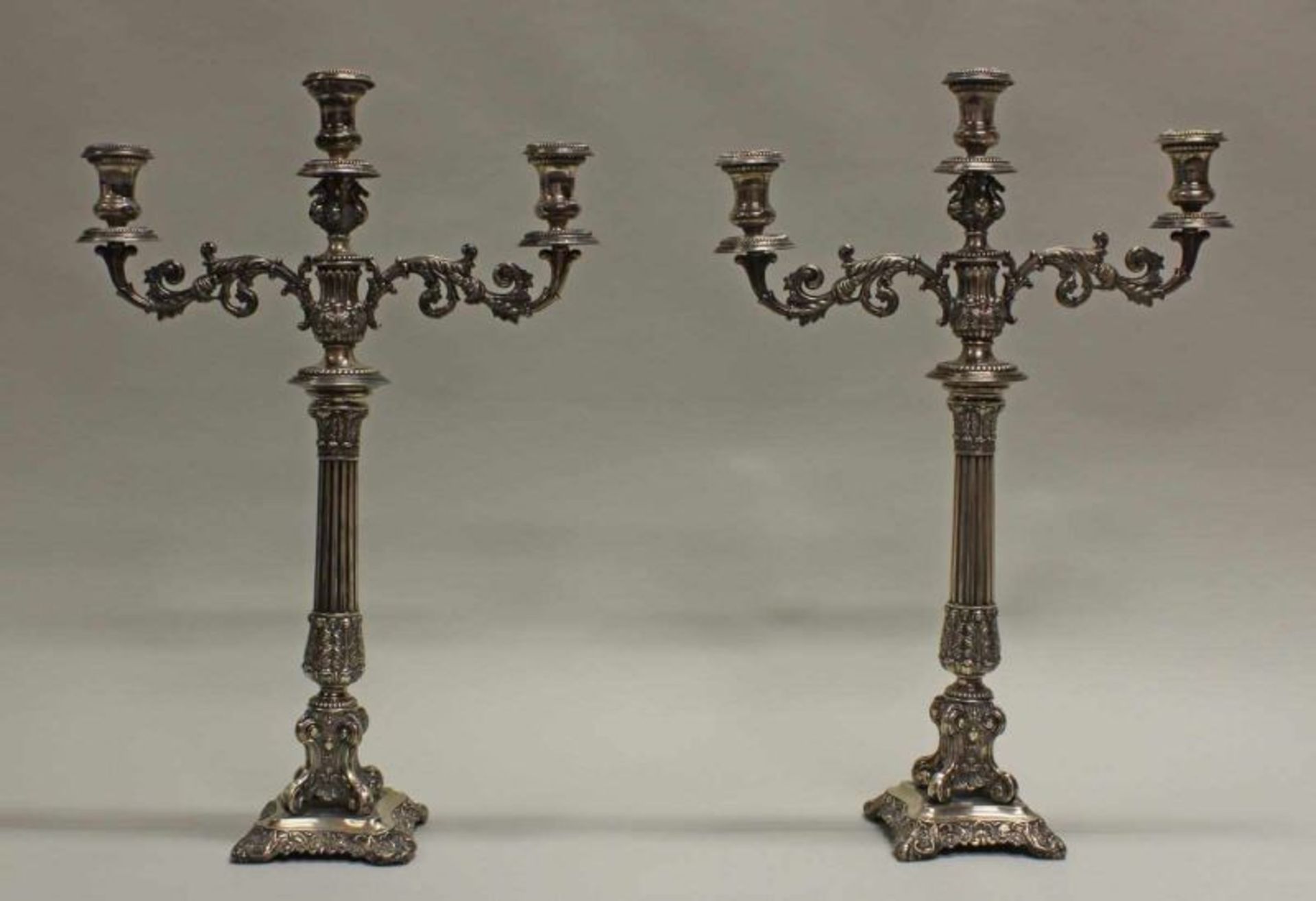 Paar Kerzenleuchter, Silber, ungemarkt, verziert mit Akanthus, Palmetten und Blüten, kannelierter
