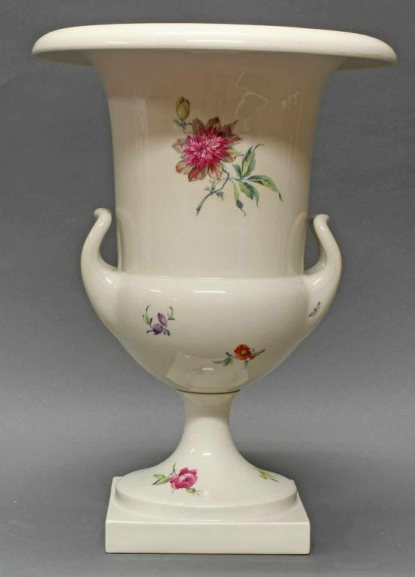 Kratervase, KPM Berlin, 1943-1957, Redensche Vase, bunte Blumen, 44 cm hoch 20.00 % buyer's - Image 2 of 3