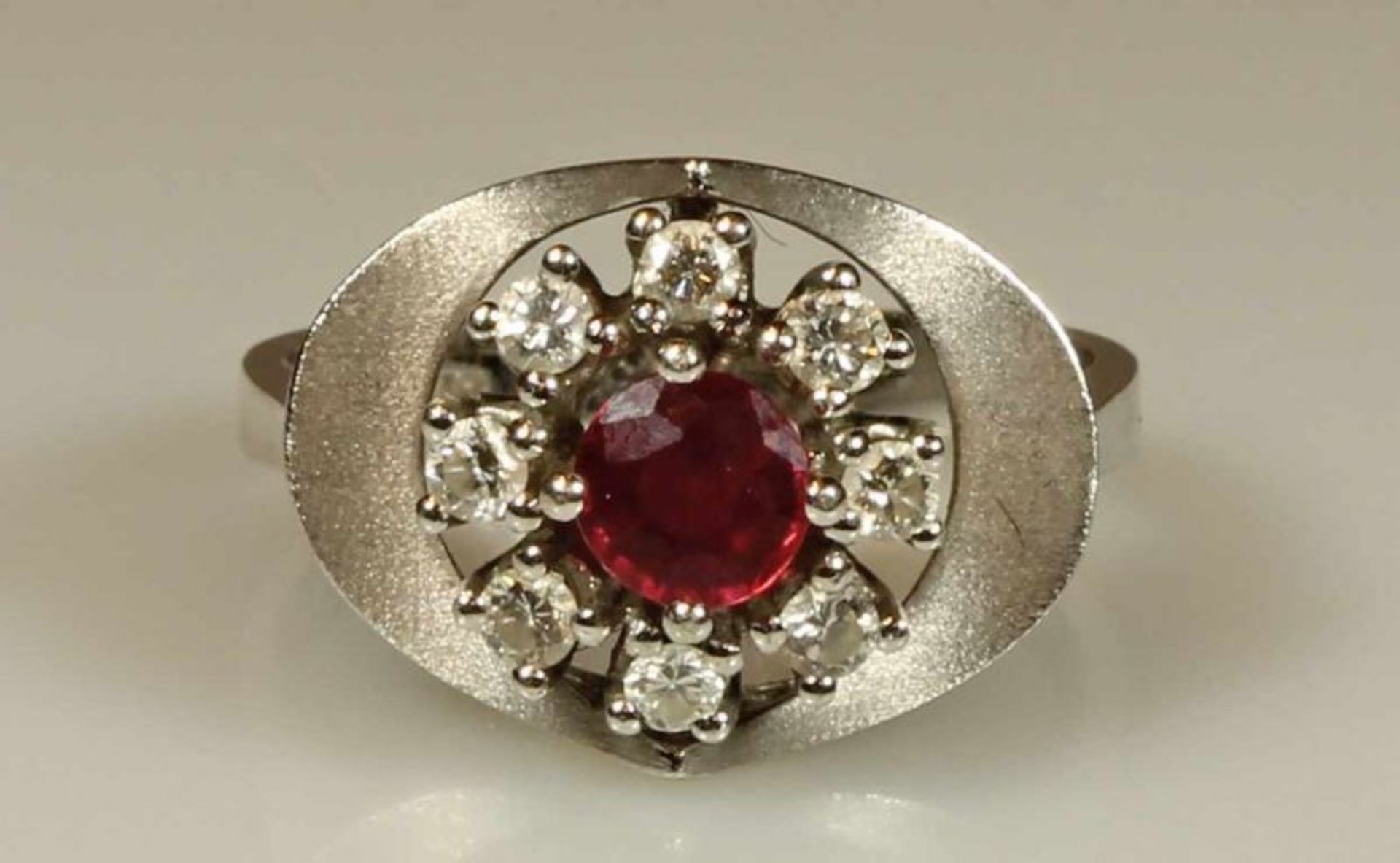 Ring, WG 585, facettierter Rubin, ca. 0.2 ct., 8 Bestzdiamanten zus. ca. 0.4 ct., 4 g, RM 16.5 20.00