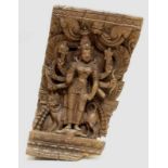 Holzrelief, Indien, 20. Jh., figural, womöglich von einem Tempelwagen, 45 x 26.5 x 10 cm, etwas