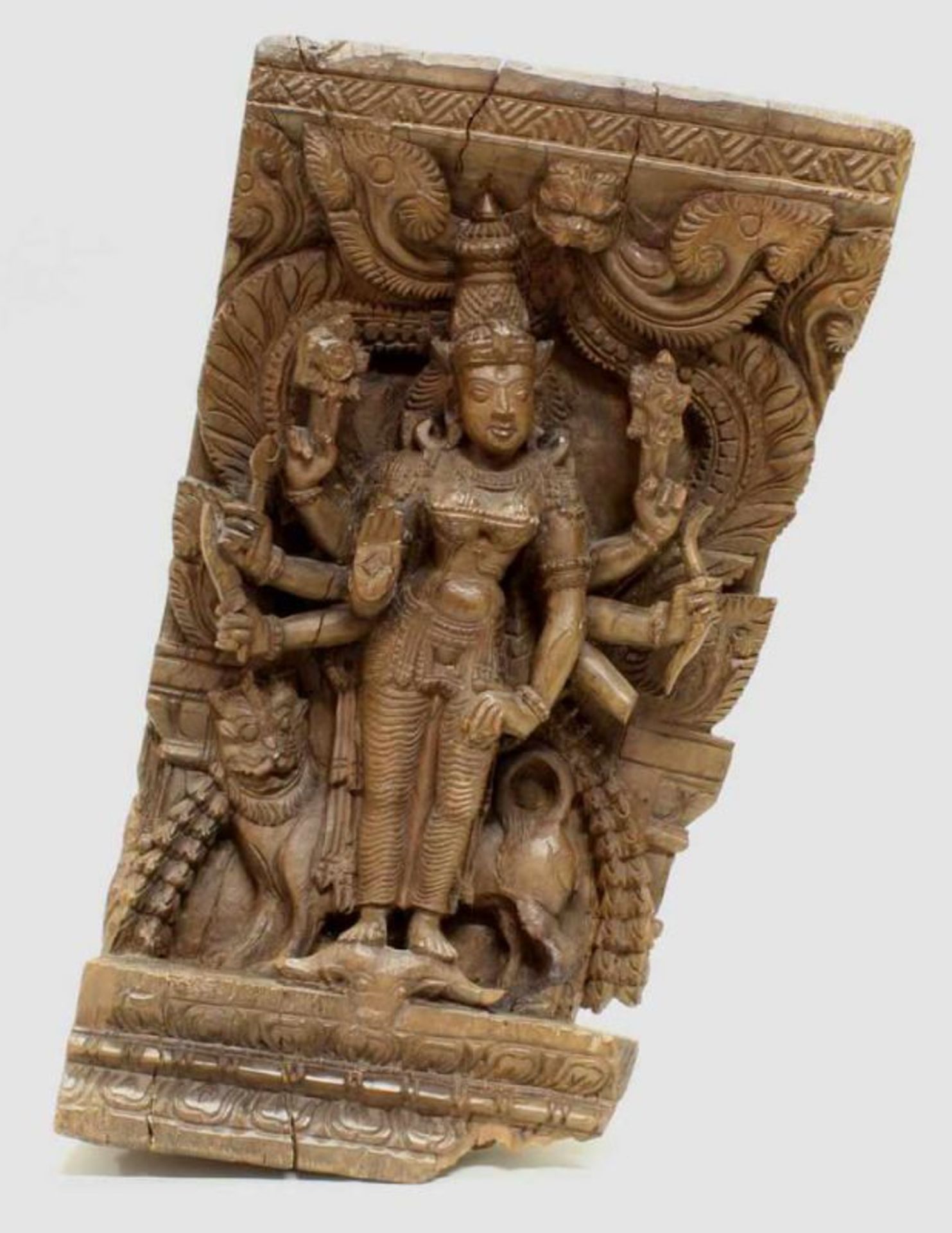 Holzrelief, Indien, 20. Jh., figural, womöglich von einem Tempelwagen, 45 x 26.5 x 10 cm, etwas