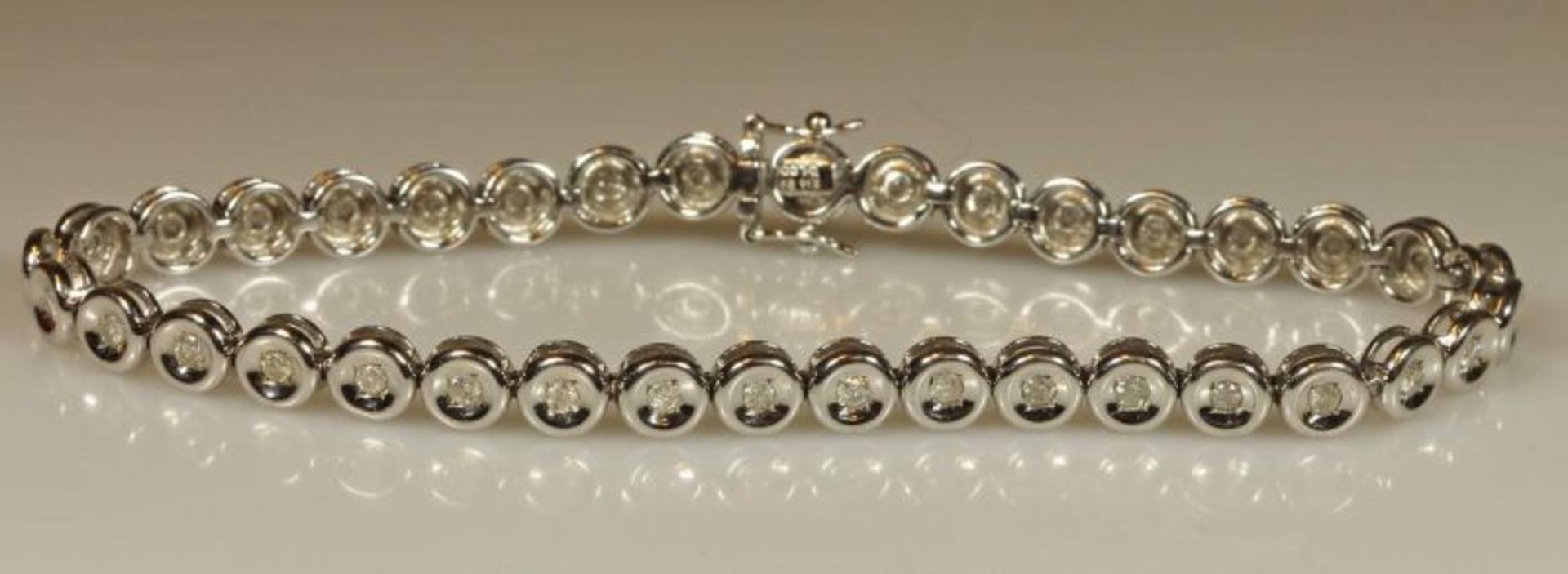 Armband, sogenanntes "Tennisband", WG 585, 36 Brillanten, punziert 1.00 ct., 21 cm lang, 15 g 20.