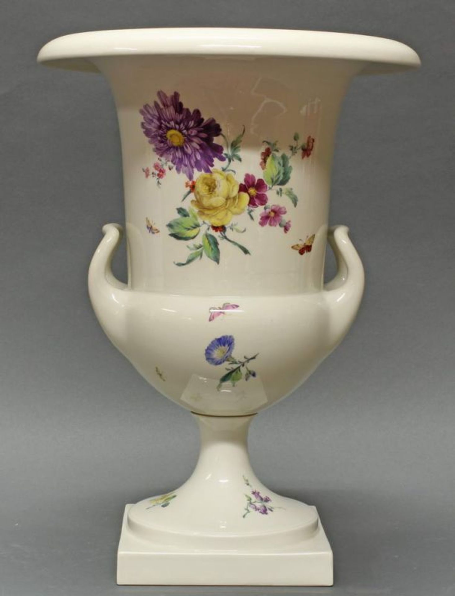 Kratervase, KPM Berlin, 1943-1957, Redensche Vase, bunte Blumen, 44 cm hoch 20.00 % buyer's