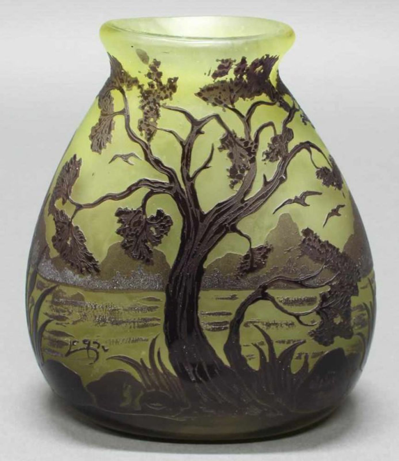 Vase, Glas, unleserlich bezeichnet, brauner Überfangdekor mit baumbestandener Flusslandschaft, - Image 7 of 8
