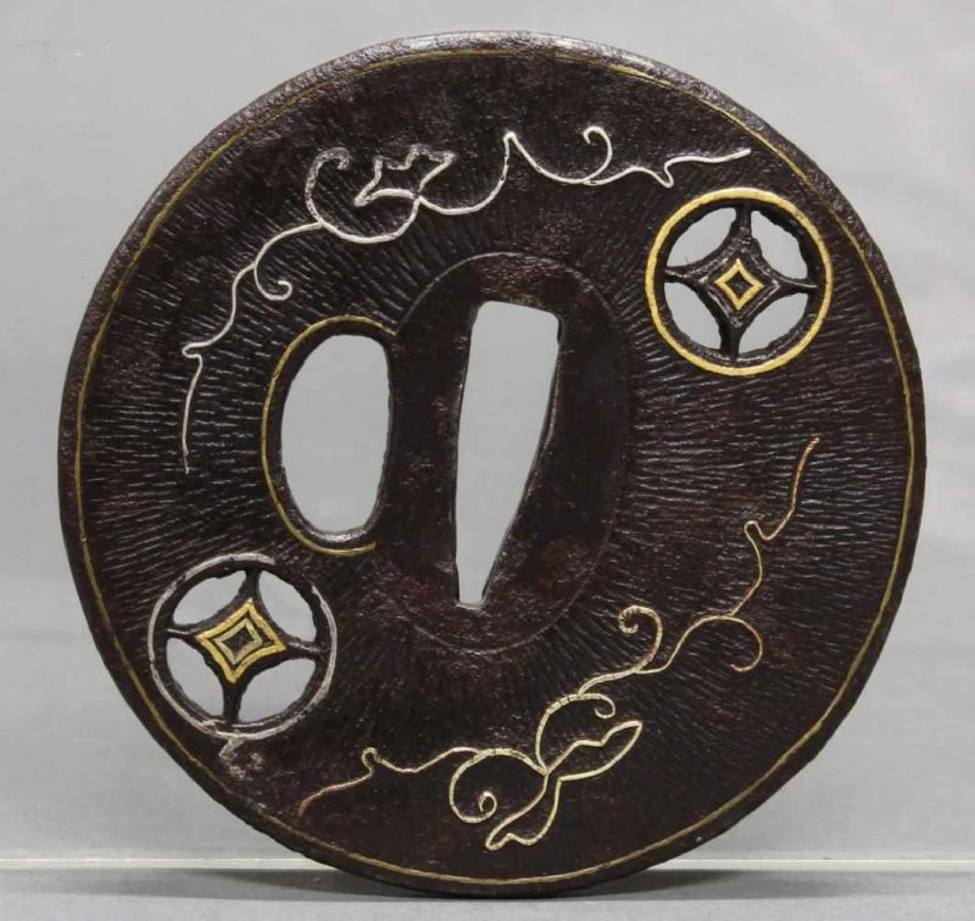 Tsuba, Japan, 19. Jh., Eisen, Ranken und durchbrochene Ornamente, Metalleinlagen, ø 8.2 cm,