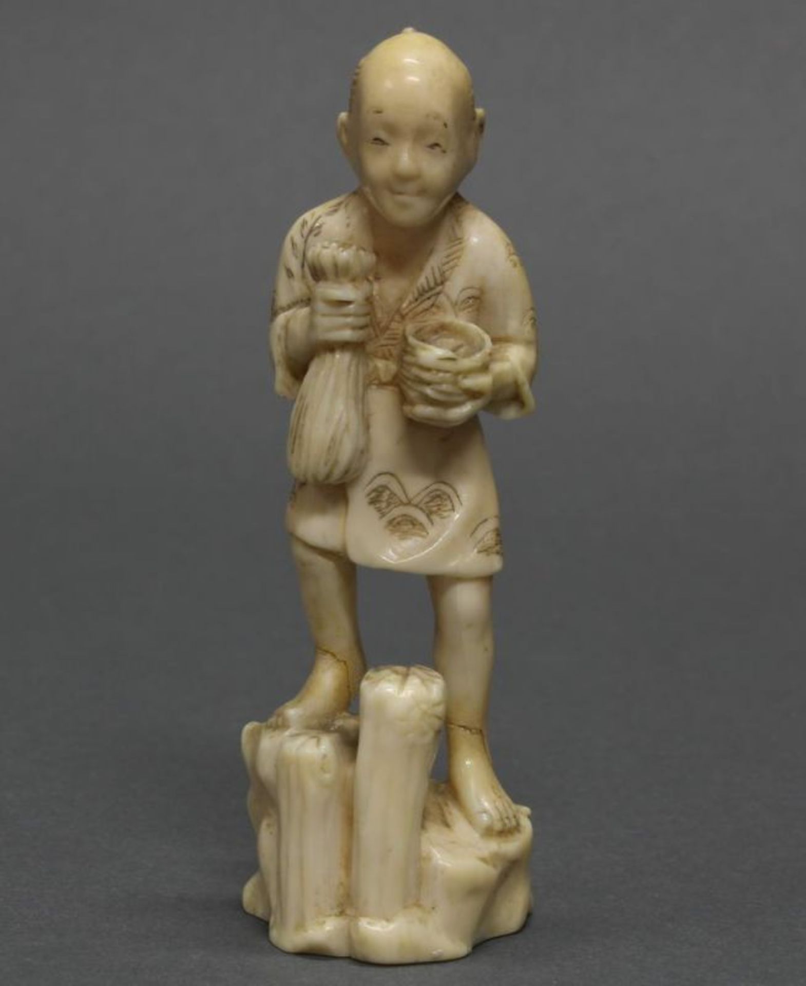 Okimono, "Bauer mit Beutel und Korb", Japan, 19./20. Jh., Walrosszahn, 9.5 cm hoch, Füße restauriert