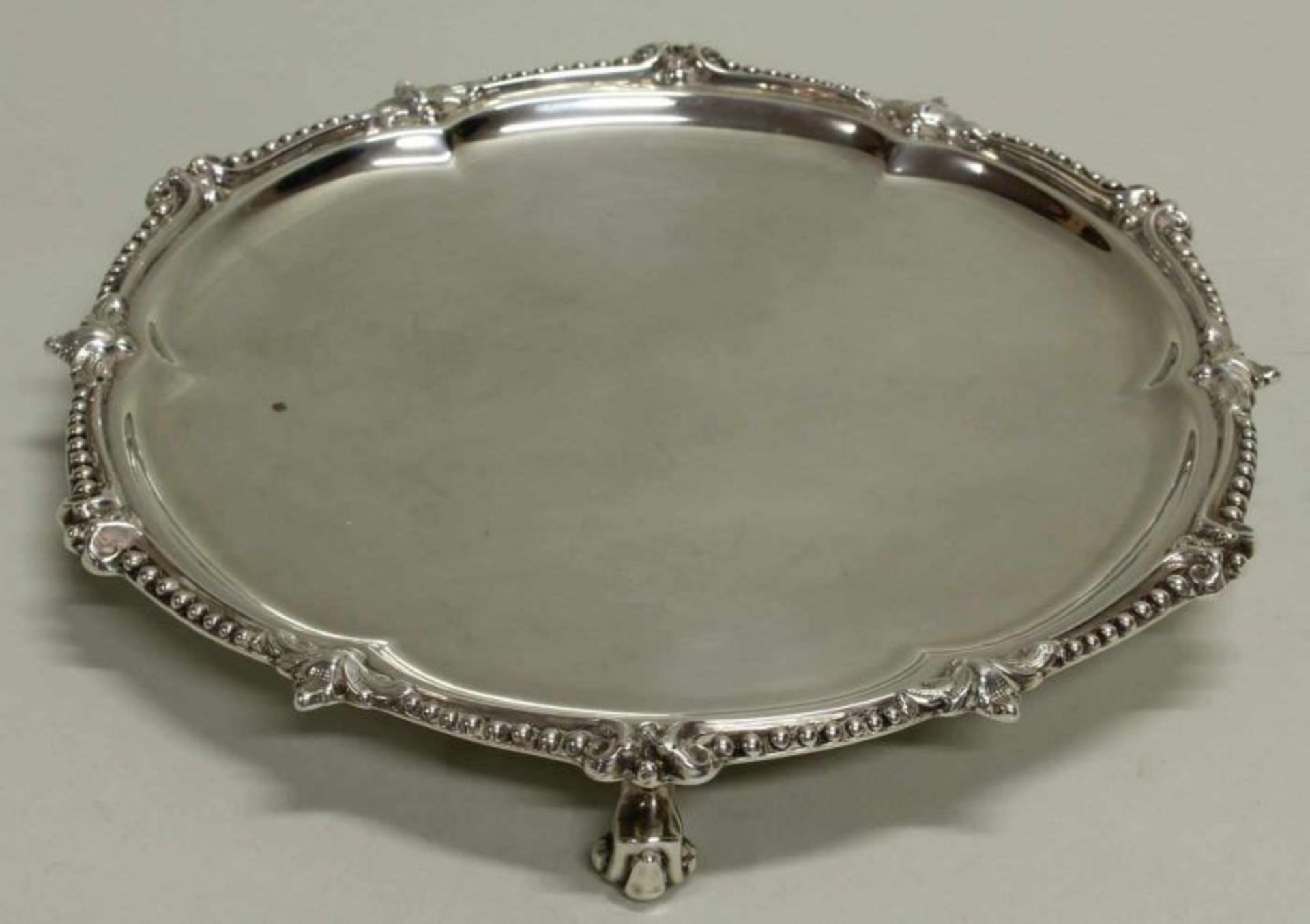 Salver, Silber 925, Birmingham, 1899, Profilrand, auf drei Füßchen, ø 19 cm, ca. 230 g; dazu 6 - Image 2 of 4