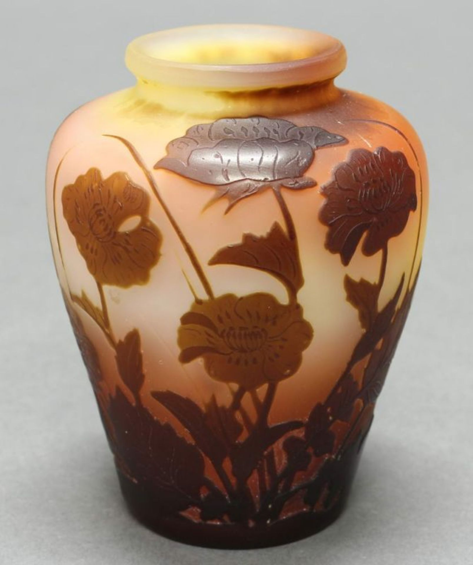 Vase, Emile Gallé, 1906-1914, Glas, brauner Überfangdekor mit wilden Anemonen, rötlich-milchiger
