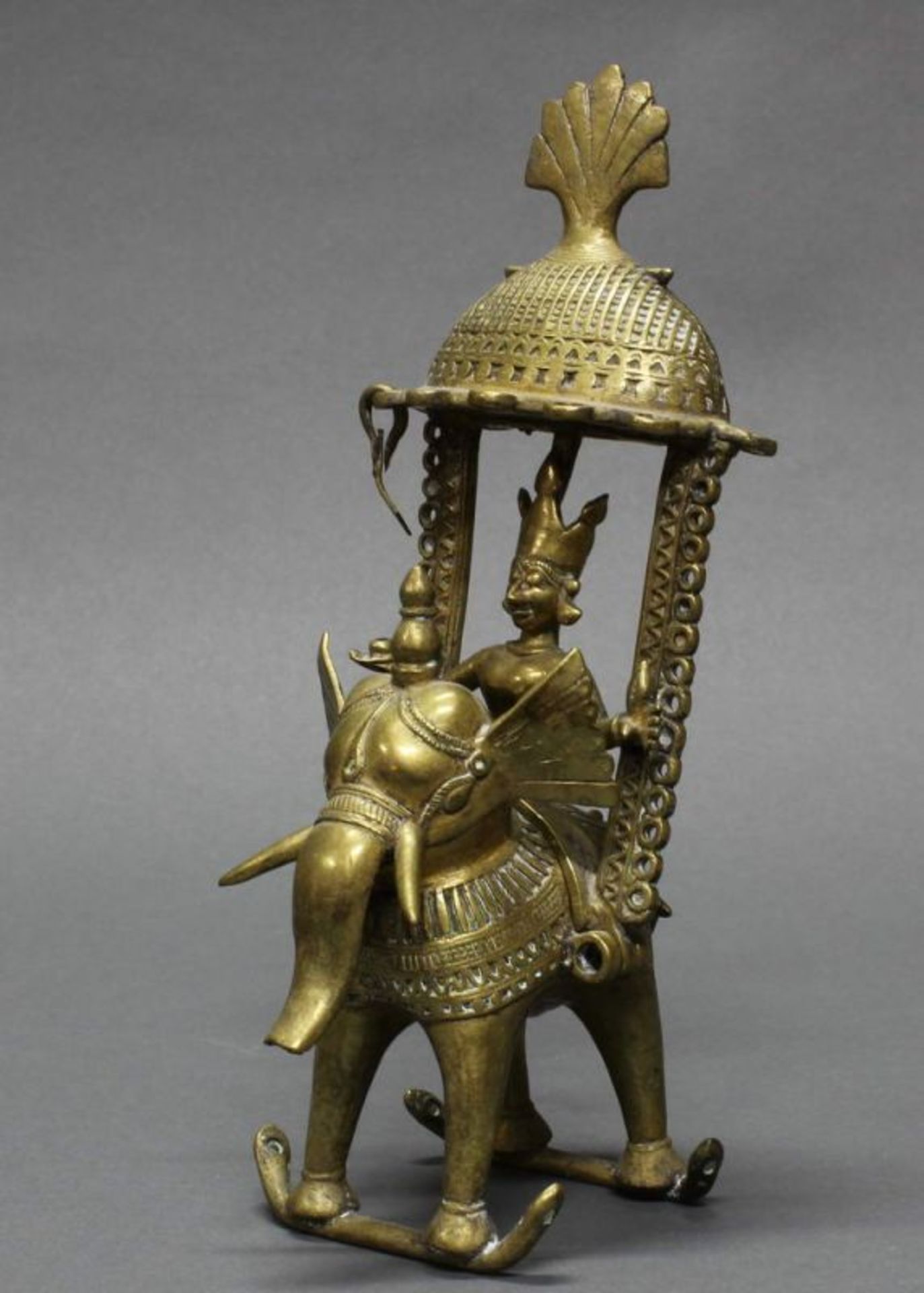 Konvolut 13 Kleinbronzen, Indien, 19./20. Jh., Messing/Bronze, Gottheiten, Altar, u.a., 4.3-28 cm - Image 2 of 14