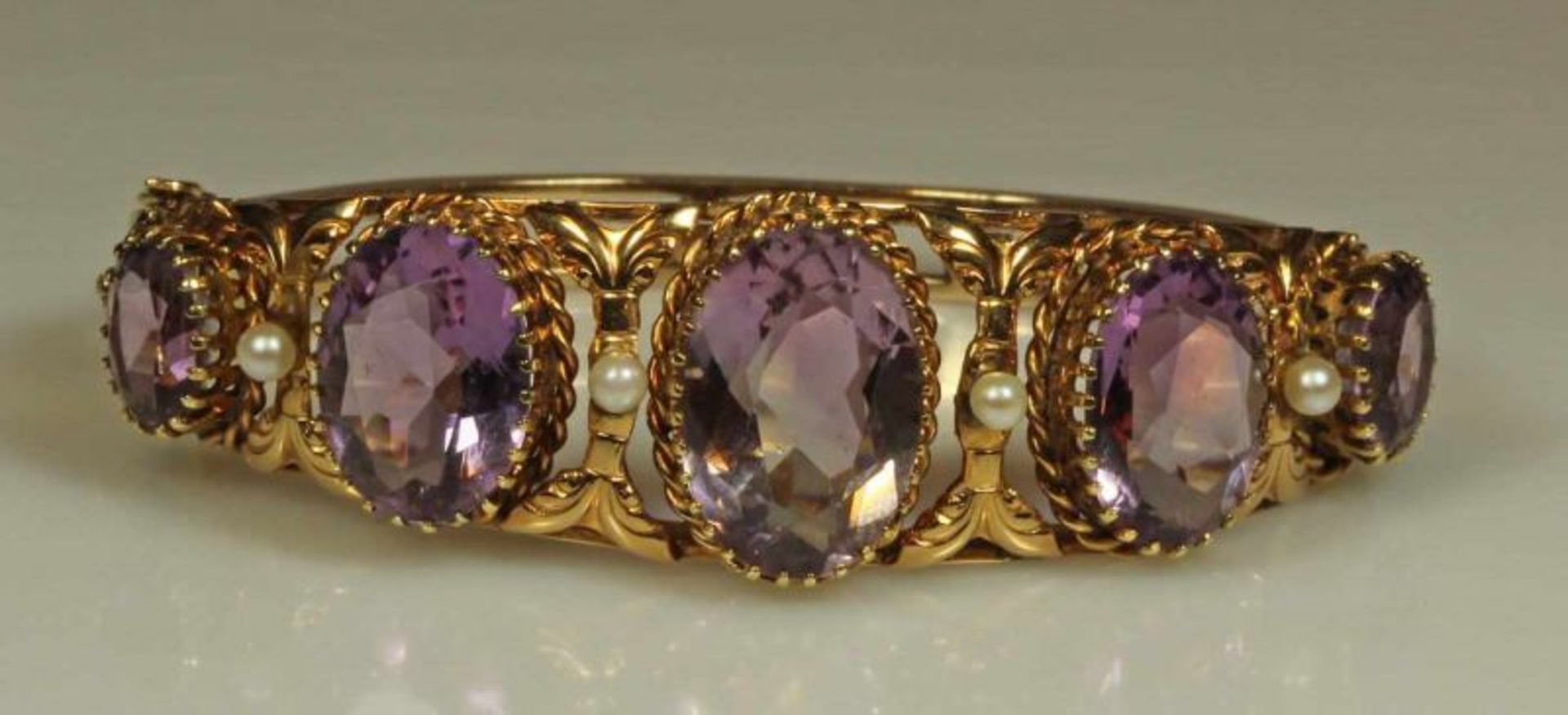 Armreif, Handarbeit, um 1900, GG 585, 5 oval facettierte Amethyste im Verlauf, 10.25 - 17.75 mm, 4