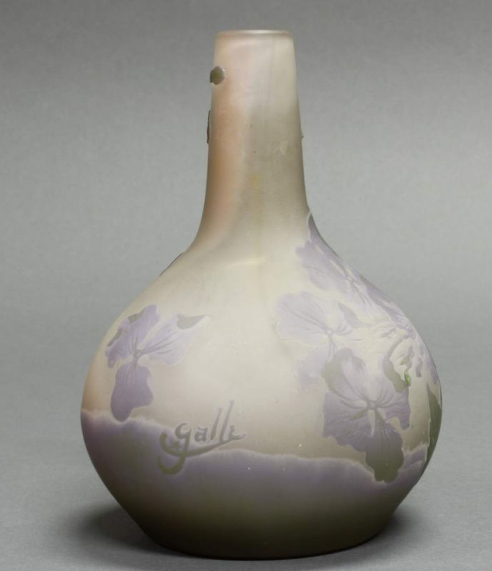 Vase, Emile Gallé, um 1910, Glas, violetter und grüner Überfangdekor mit Veilchen, kugelige Form mit - Image 3 of 5