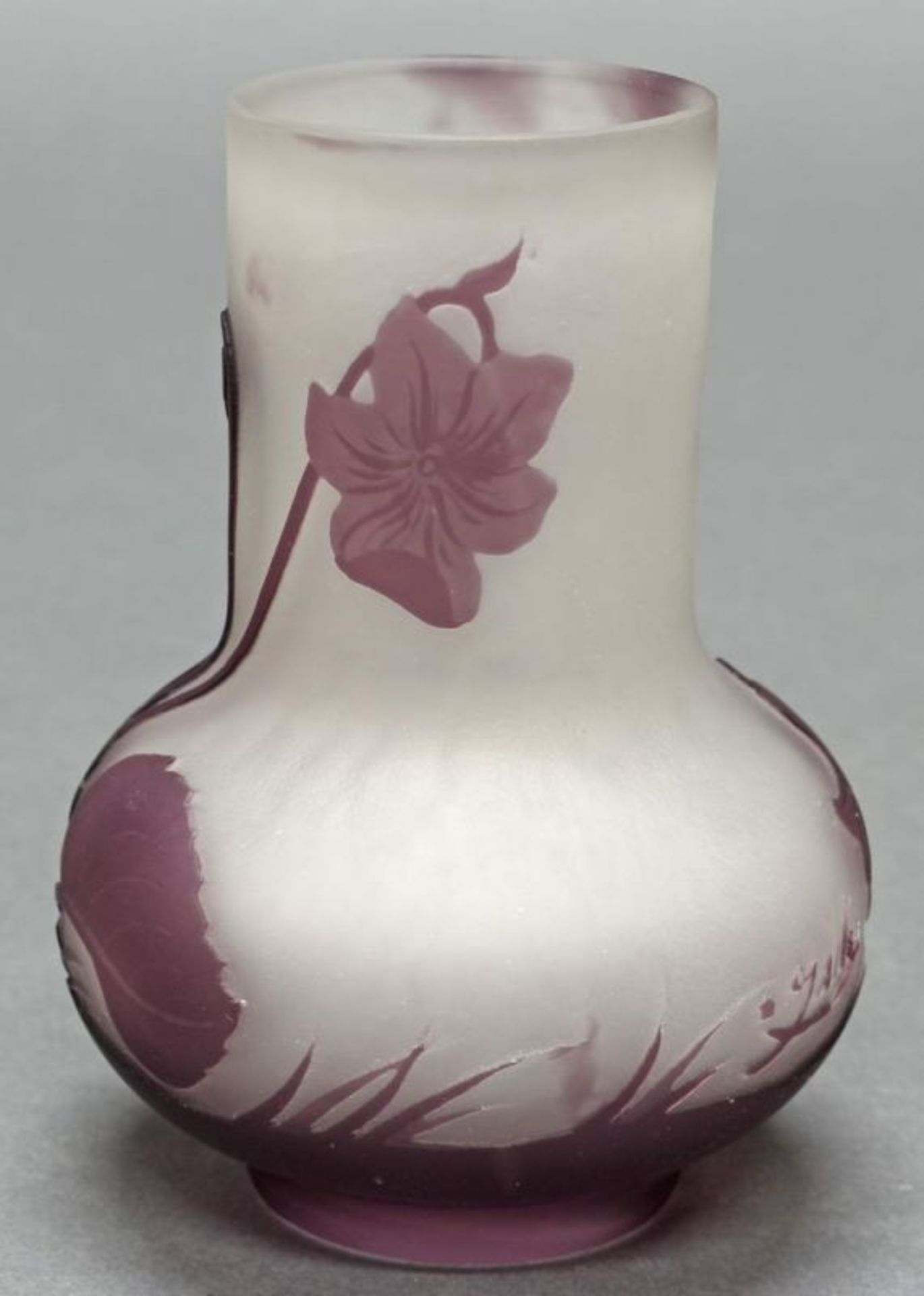 Vase, Emile Gallé, 1904-1906, Glas, violetter Überfangdekor mit Veilchen auf matt-weißem Fond, - Image 2 of 4