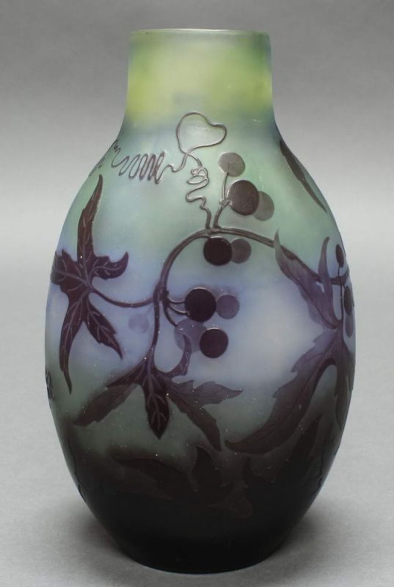 Vase, Emile Gallé, 1906-1914, Glas, violetter Überfangdekor mit Zaunrübe auf farbigem Fond, signiert