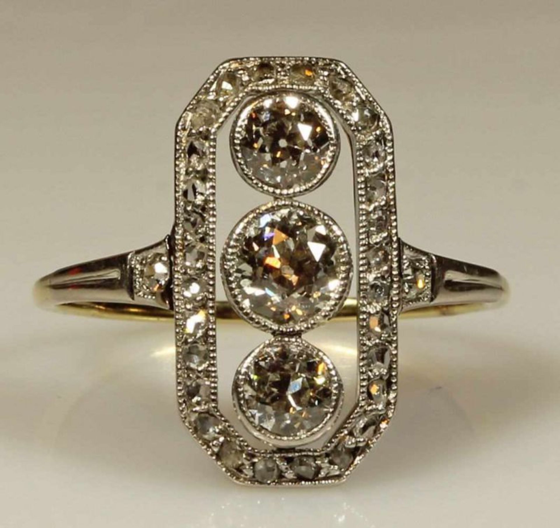 Ring, Art Deco, um 1920/30, GG 750, weiß belötet, 1 Altschliff-Diamant ca. 0.55 ct., 2 Altschliff-