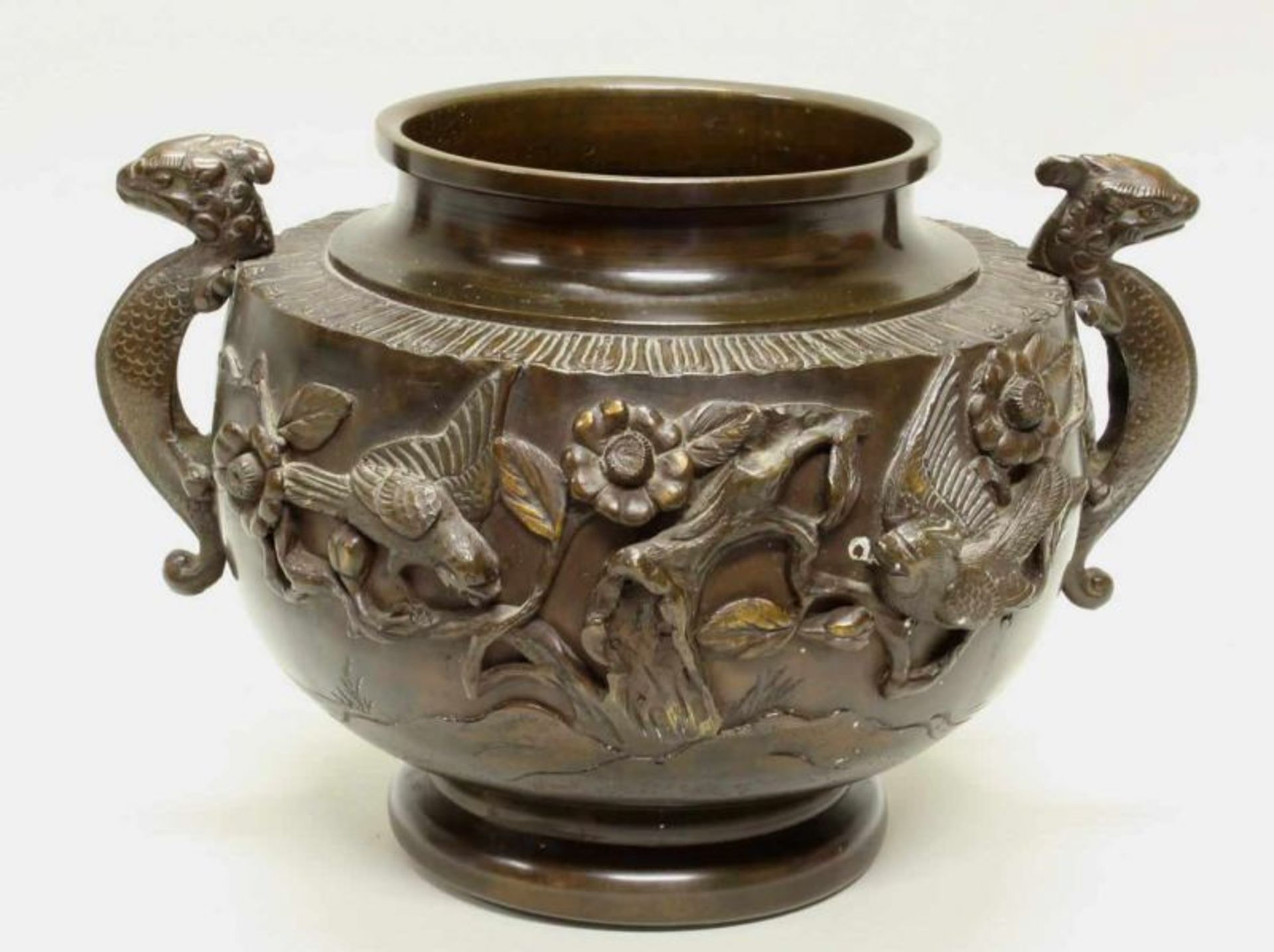 Henkelvase, Japan, um 1900, Bronze, patiniert, Reste von Vergoldung, Vögel- und Blütenzier,