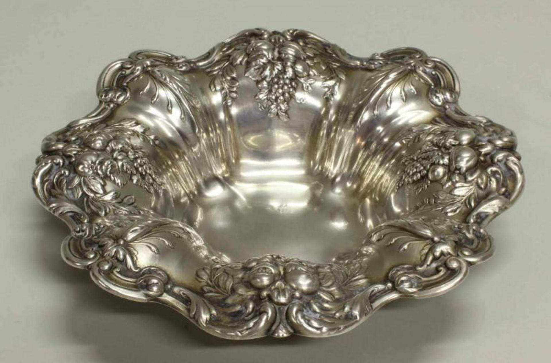 Schale, Silber 925, Reed & Barton, Reliefdekor mit Früchten, 4.5 cm hoch, ø 20 cm, ca. 296 g 20.00 %