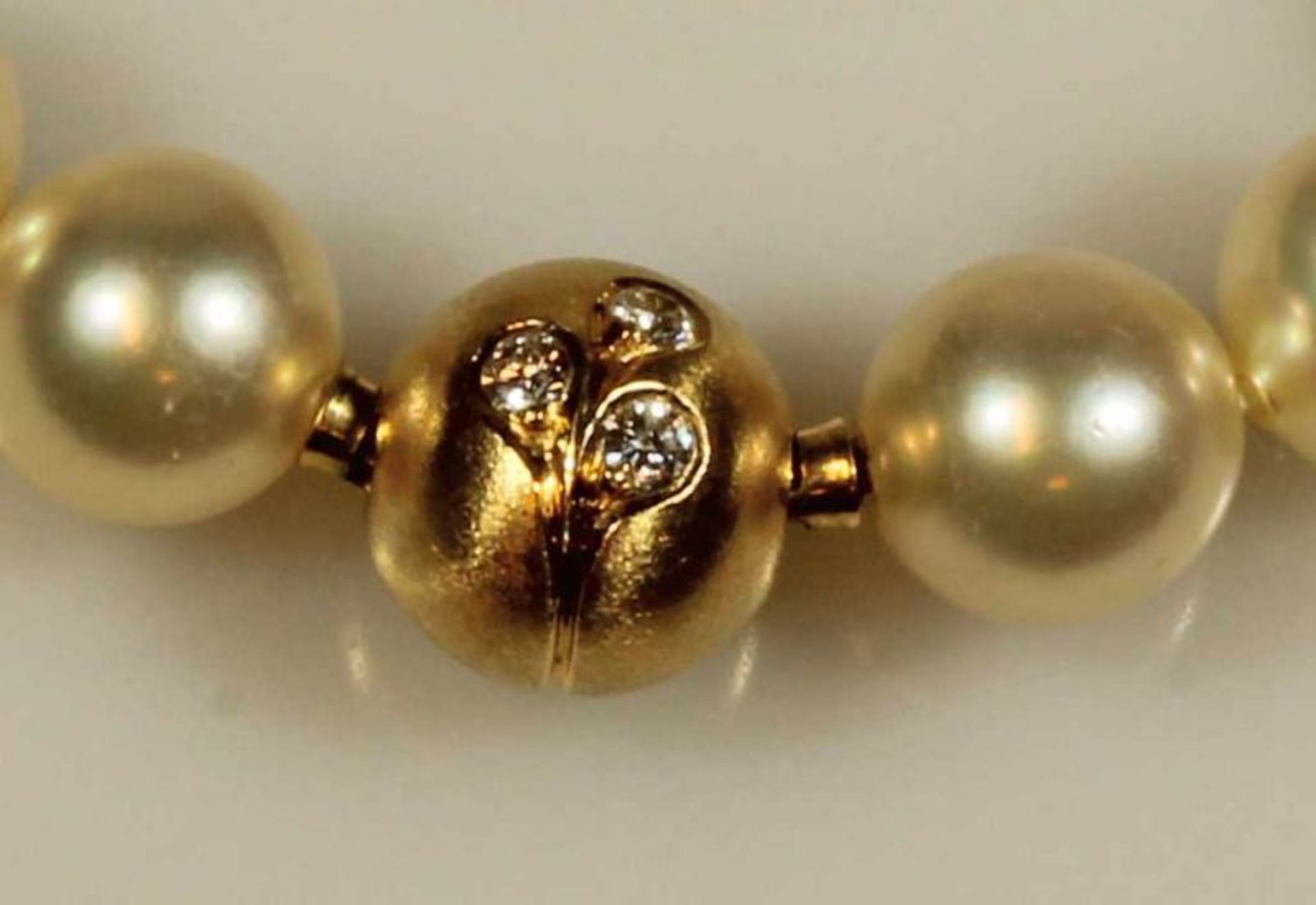 Perlenkette, 49 Akoya-Zuchtperlen ø ca. 8.5 mm, Kugel-Bajonette-Schließe, GG 750, 5 Besatz- - Image 2 of 2