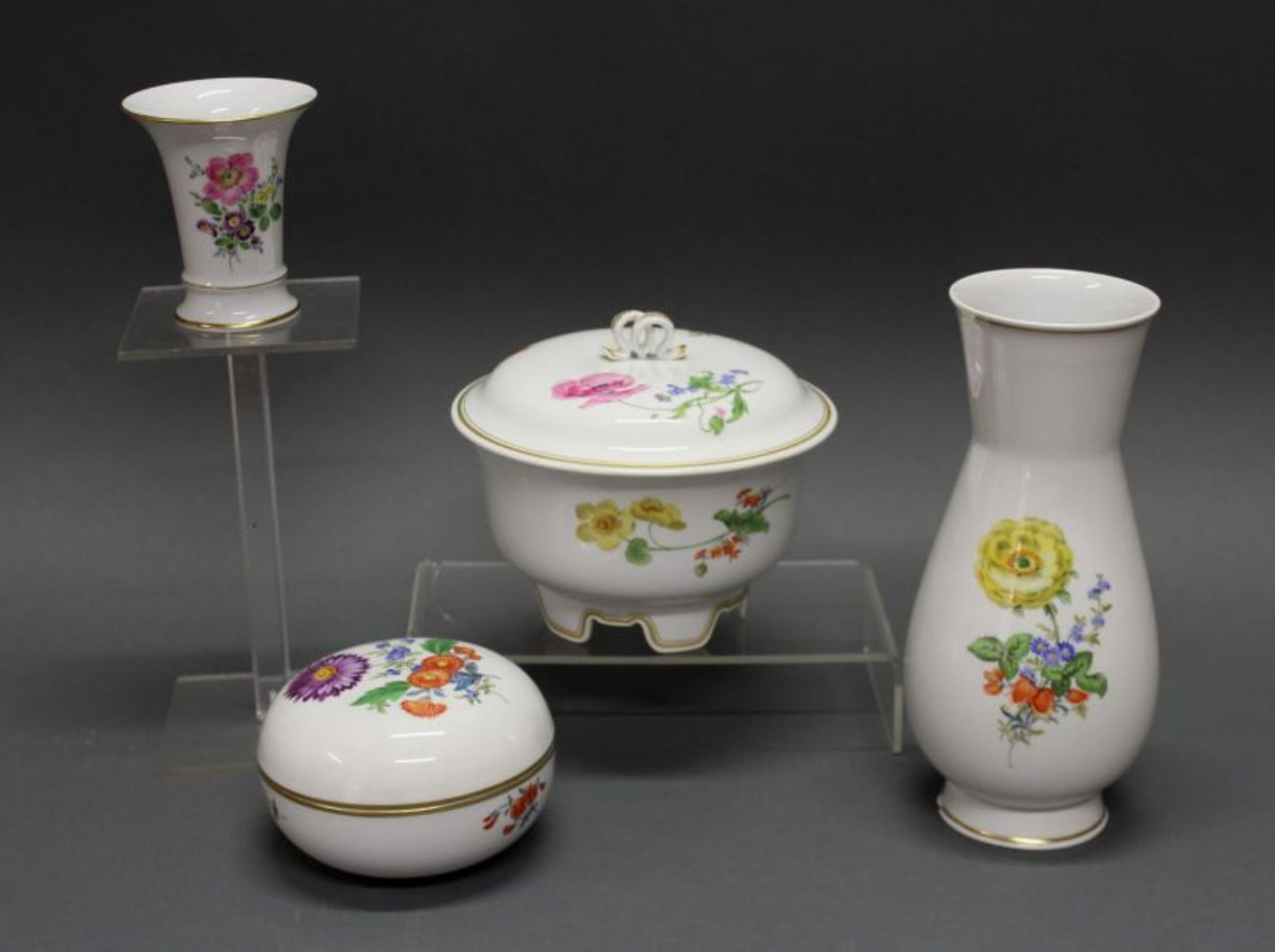 Deckelschale, Meissen, Schwertermarke, 1924-1934, 1. Wahl, Blume 2, Goldzier, 14 cm hoch, ø 17 cm;