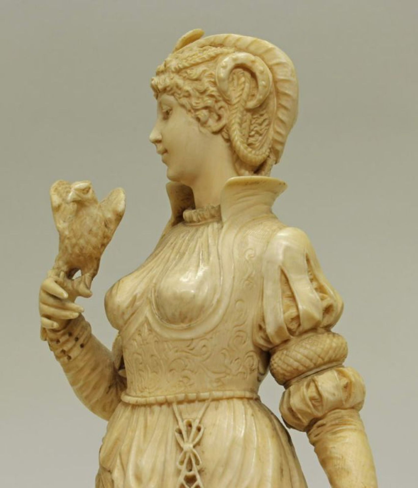 Skulptur, Elfenbein geschnitzt, "Junge Frau mit Vogel", 19. Jh., rückseitig monogrammiert NP ( - Image 3 of 8