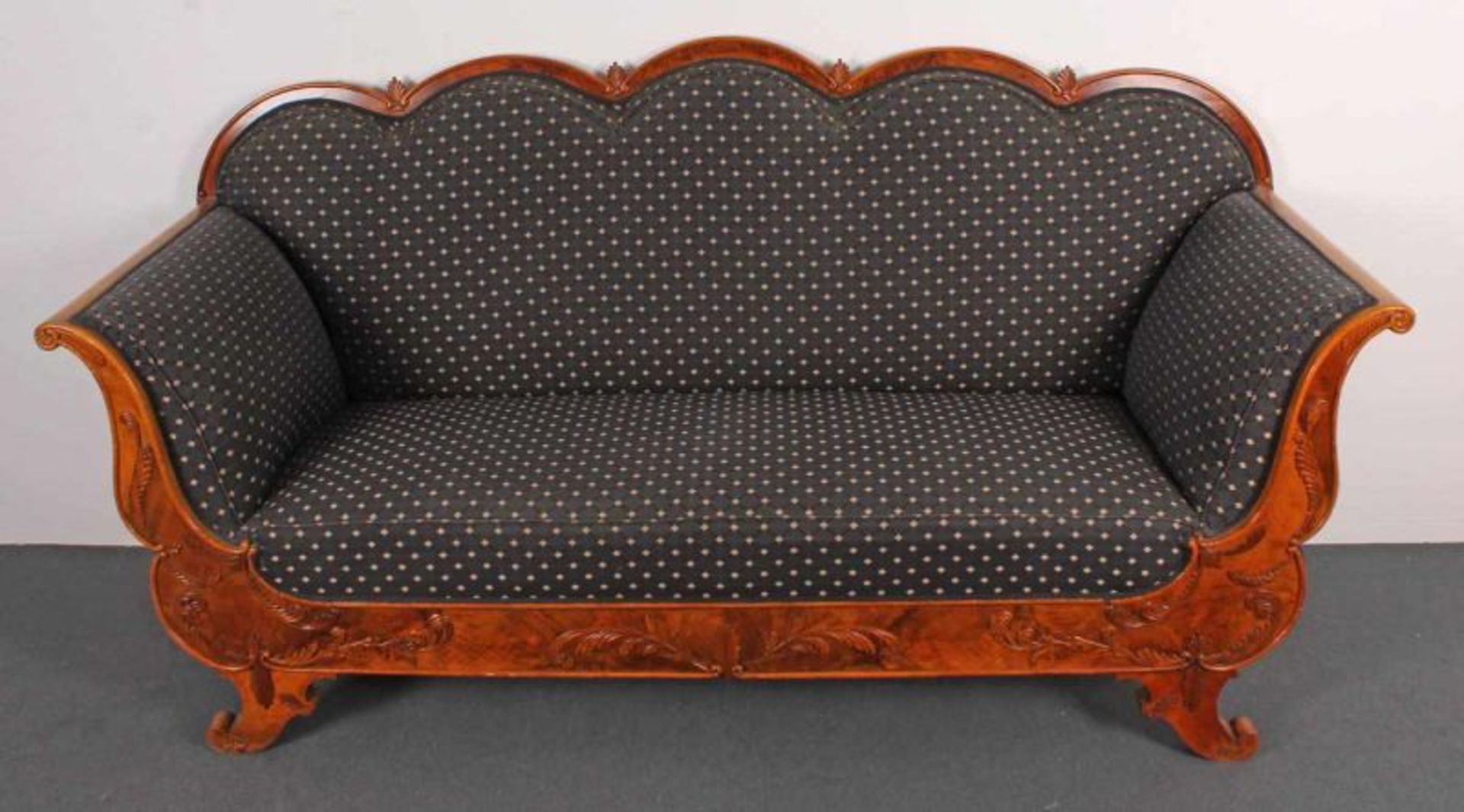 Sofa, Biedermeier, um 1830/40, Nuss-/Nussmaserholz, 205 cm breit, Bezug erneuert 20.00 % buyer's