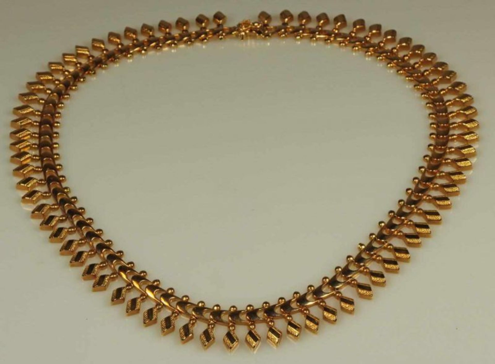 Collier, GG 750, 39 g, 42 cm lang 20.00 % buyer's premium on the hammer price 19.00 % VAT on buyer's