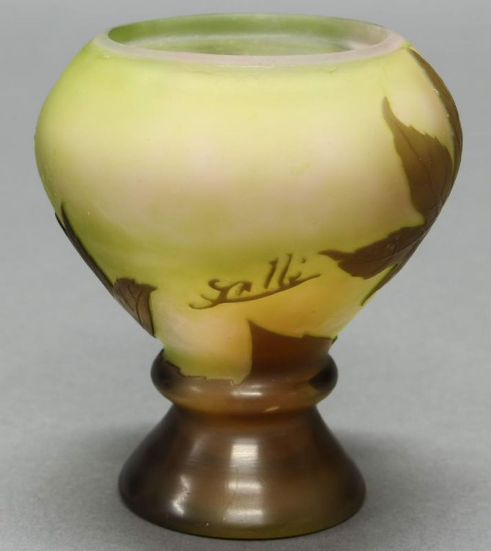 Kleiner Pokal, Emile Gallé, 1902-1903, Glas, brauner Überfangdekor mit Beeren und Blättern, - Image 3 of 4
