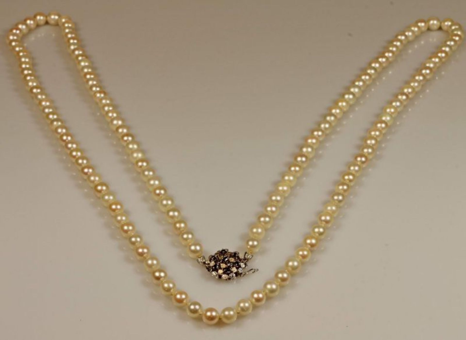 Perlenkette, 140 Akoya-Zuchtperlen ø ca. 7 mm, Schließe WG 585, 7 kleine facettierte Saphire, 115 cm