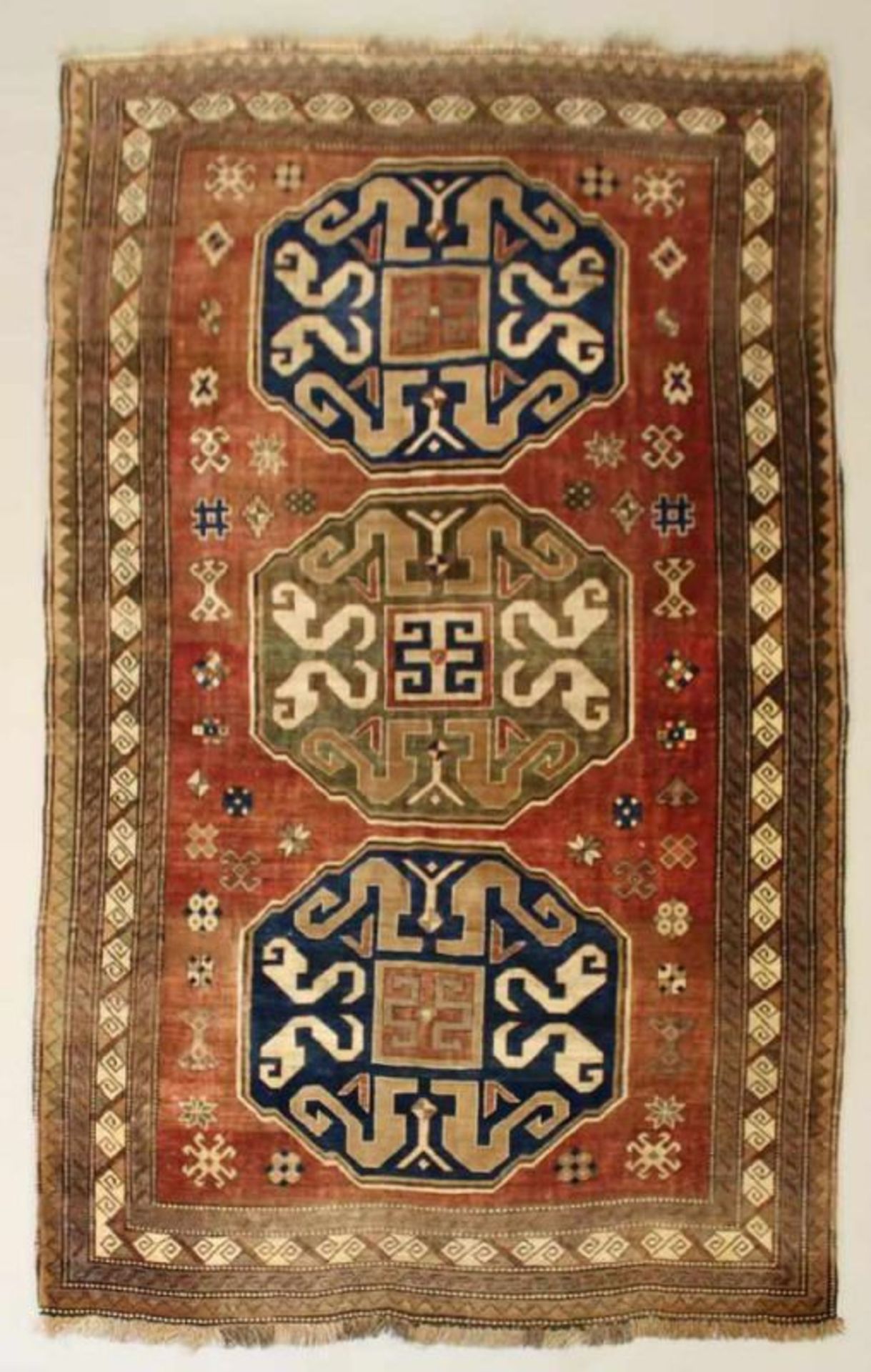 Kars-Kasak, Türkei, älter, Wolkenband-Muster, ca. 2.80 x 1.76 m 20.00 % buyer's premium on the