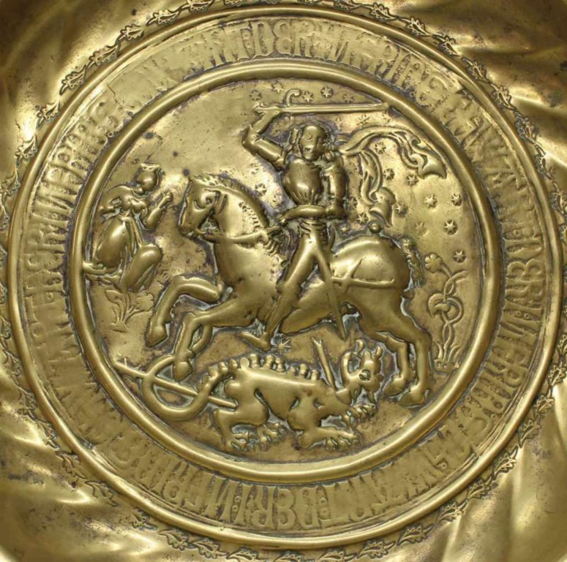 Beckenschlägerschüssel, "Hl.Georg mit Drachen und Königstochter", Nürnberg, 16. Jh., Messing, - Image 2 of 2