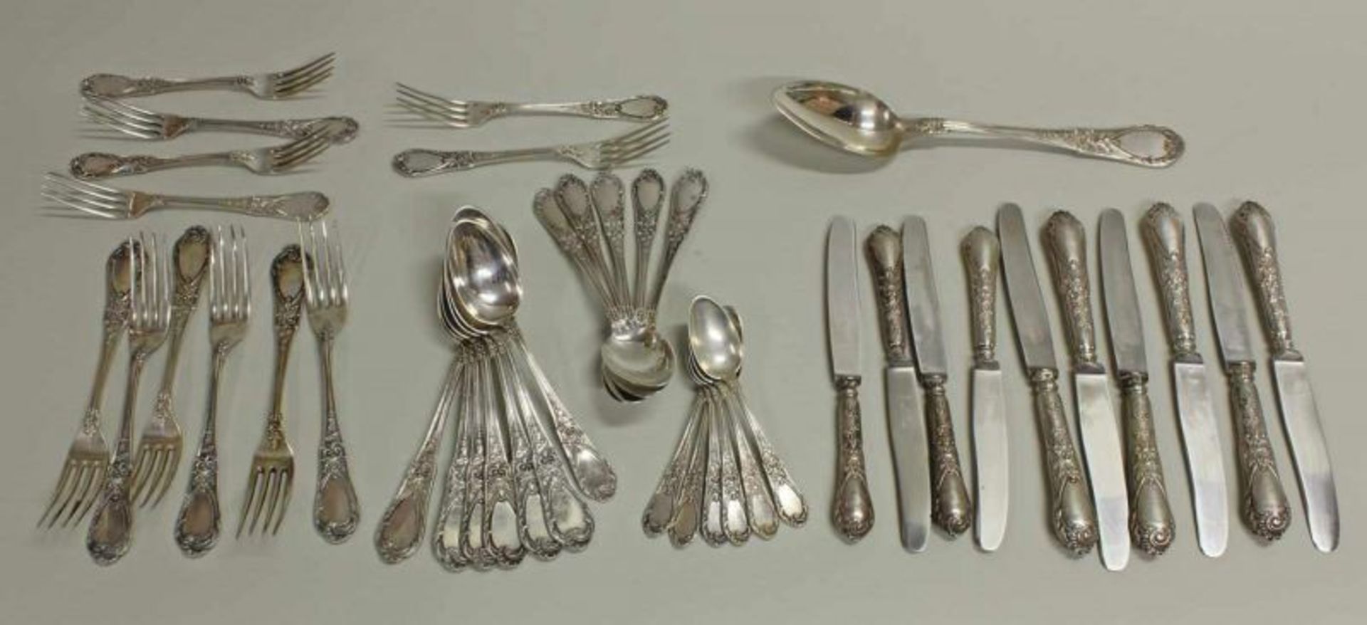 Besteck, Silber 800, Rokokoform: 6 Vorspeisegabeln, 4 Vorspeisemesser, 6 Tafelgabeln, 6 Tafelmesser,
