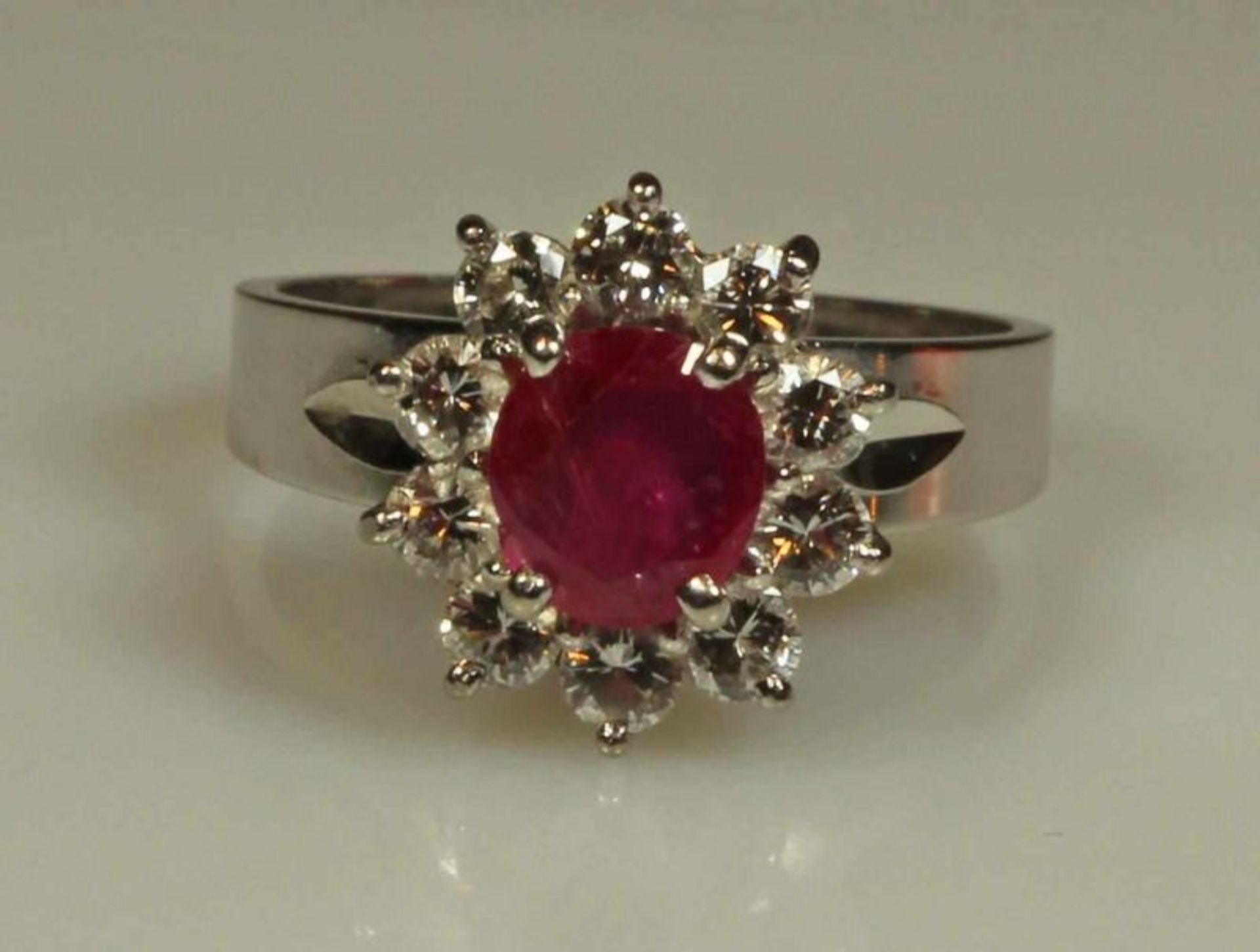 Ring, WG 750, 1 runder facettierter Rubin, 10 Brillanten zus. ca. 0.50 ct., 5 g, RM 16.5 20.00 %